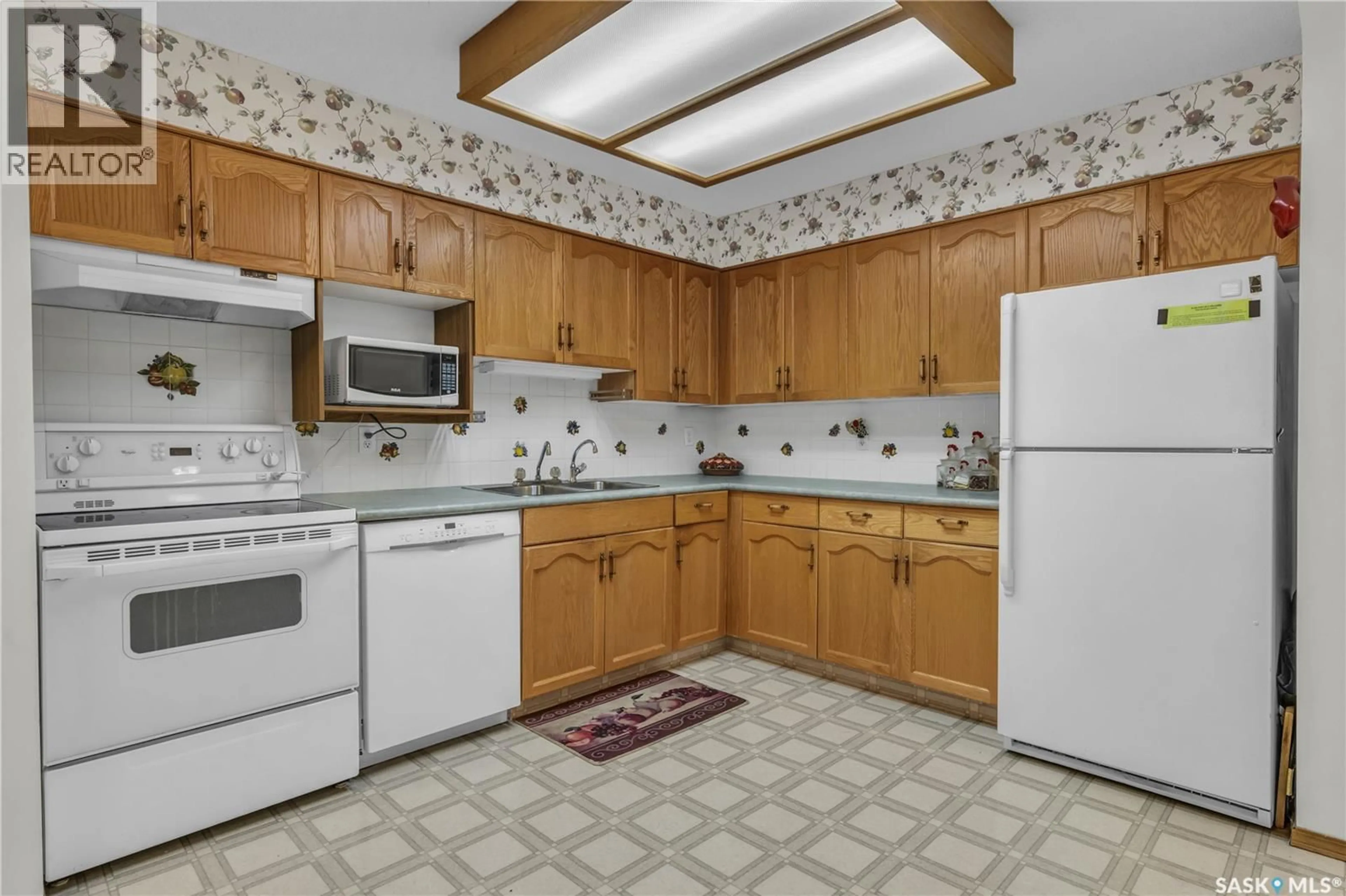 Standard kitchen, unknown for 960 - 117 ASSINIBOINE AVENUE E, Regina Saskatchewan S4V2P8