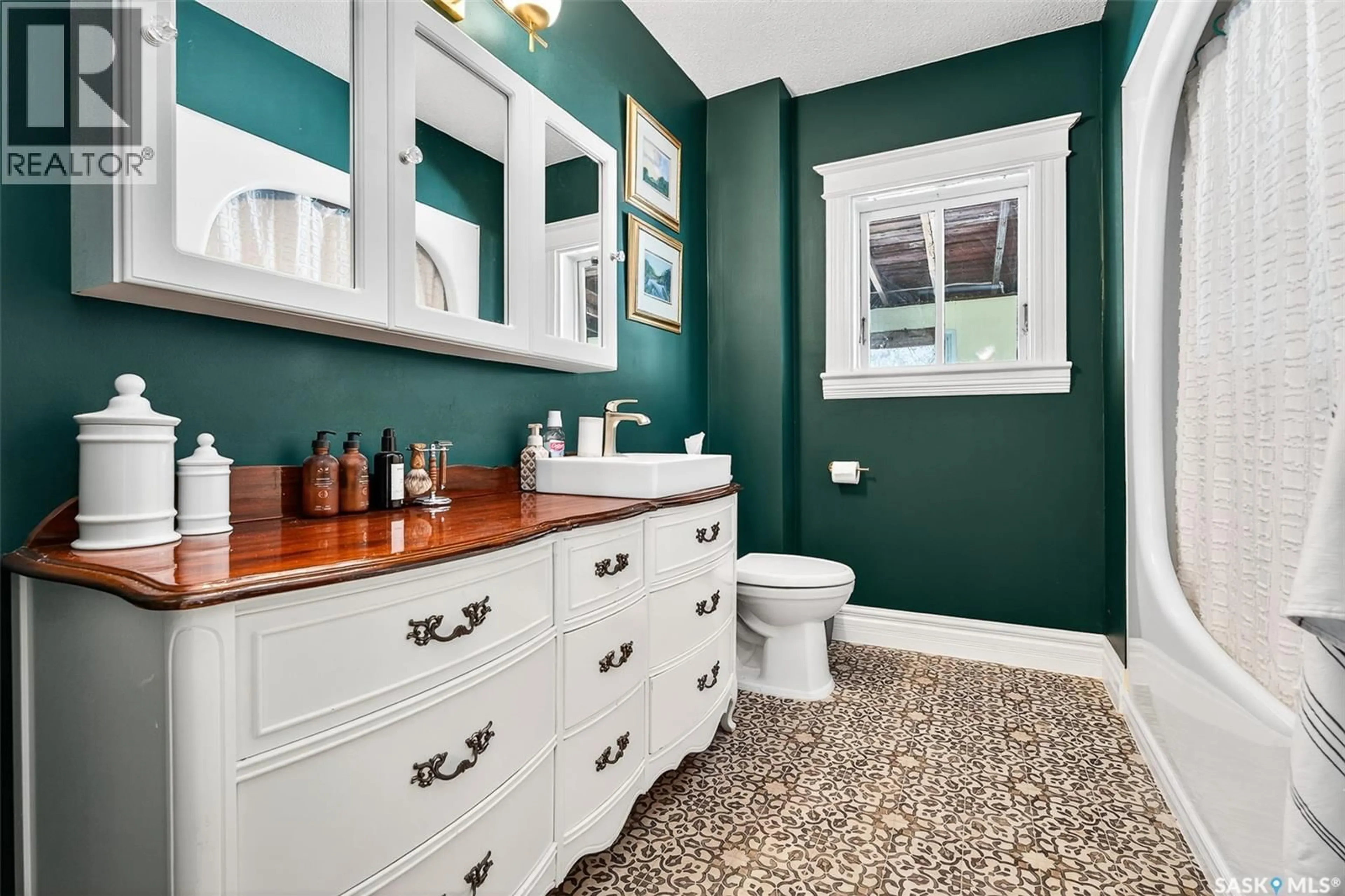 Contemporary bathroom, ceramic/tile floor for 438 OMINICA STREET, Moose Jaw Saskatchewan S6H1X8