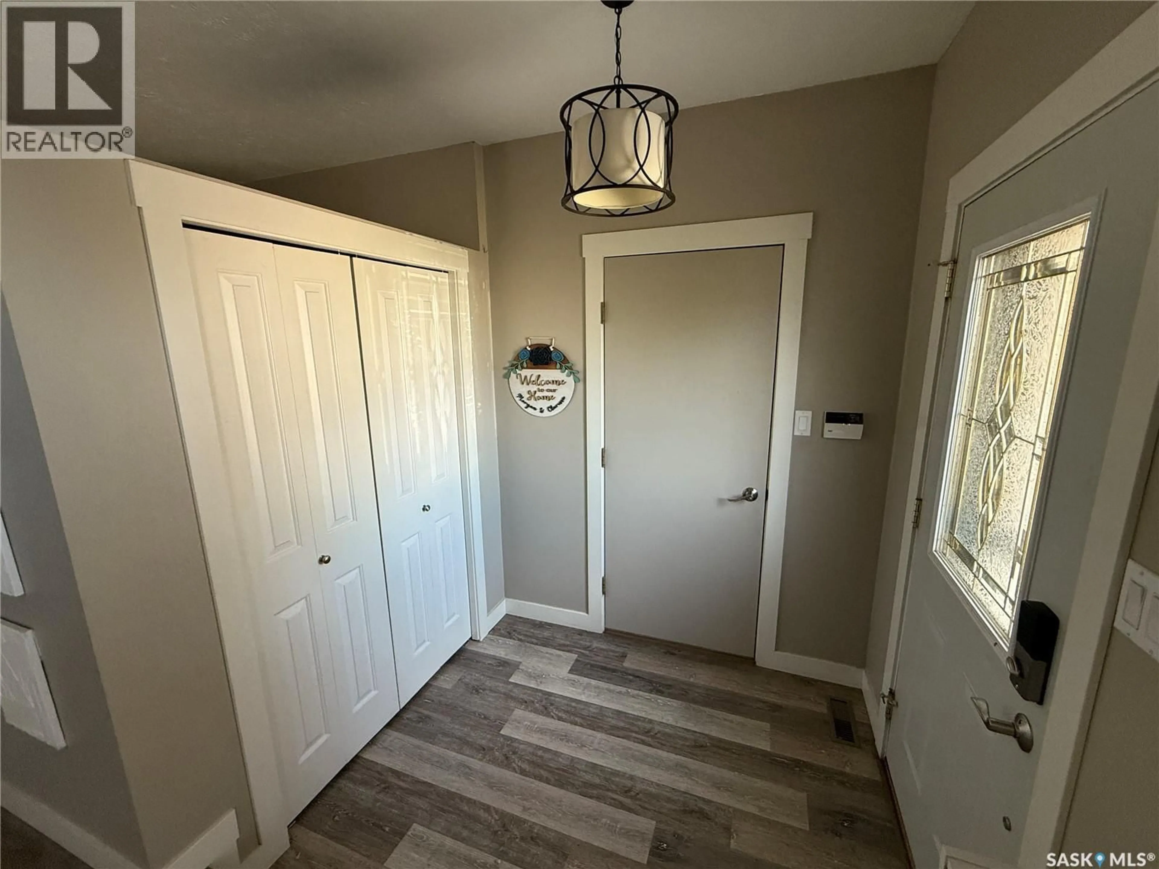 Indoor entryway for 207 9TH STREET, Weyburn Saskatchewan S4H1E9