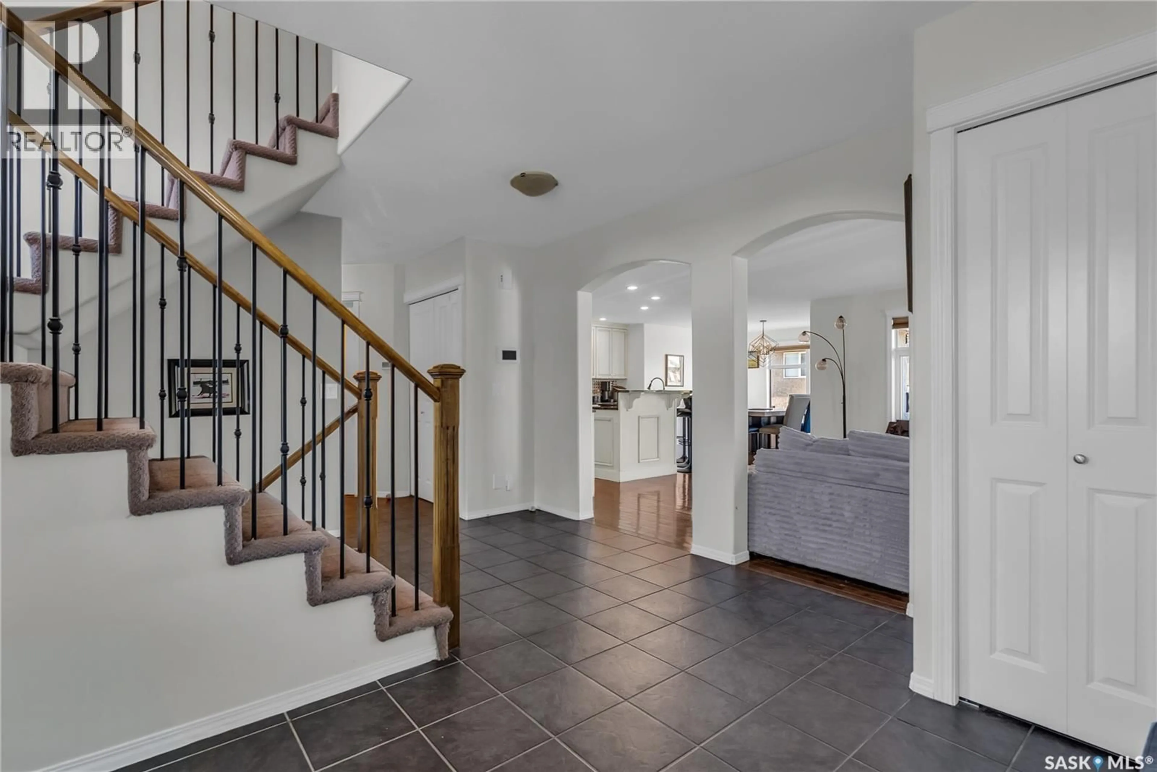 Indoor entryway for 527 SHEPHERD CRESCENT, Saskatoon Saskatchewan S7W0B3