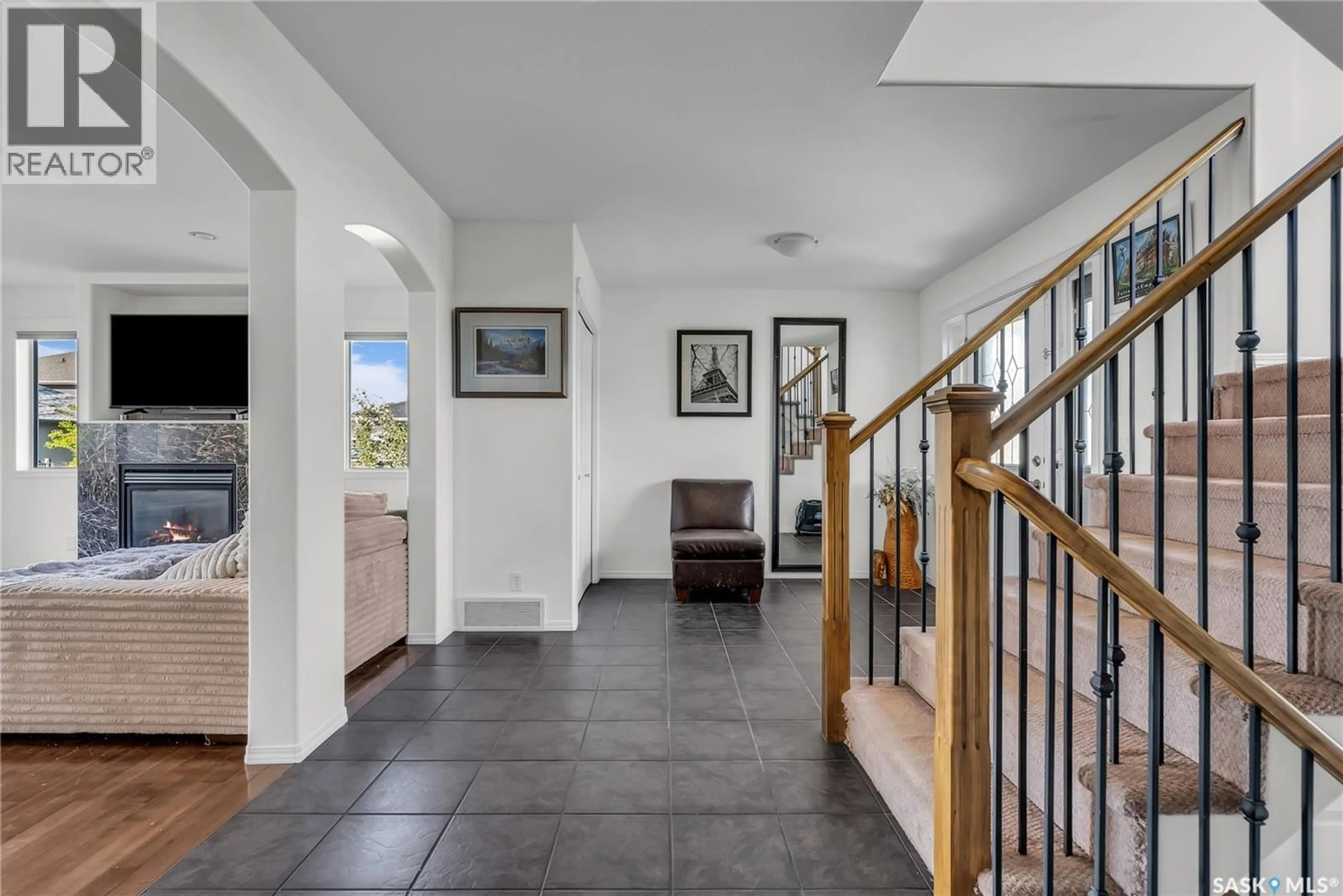 Indoor foyer for 527 SHEPHERD CRESCENT, Saskatoon Saskatchewan S7W0B3