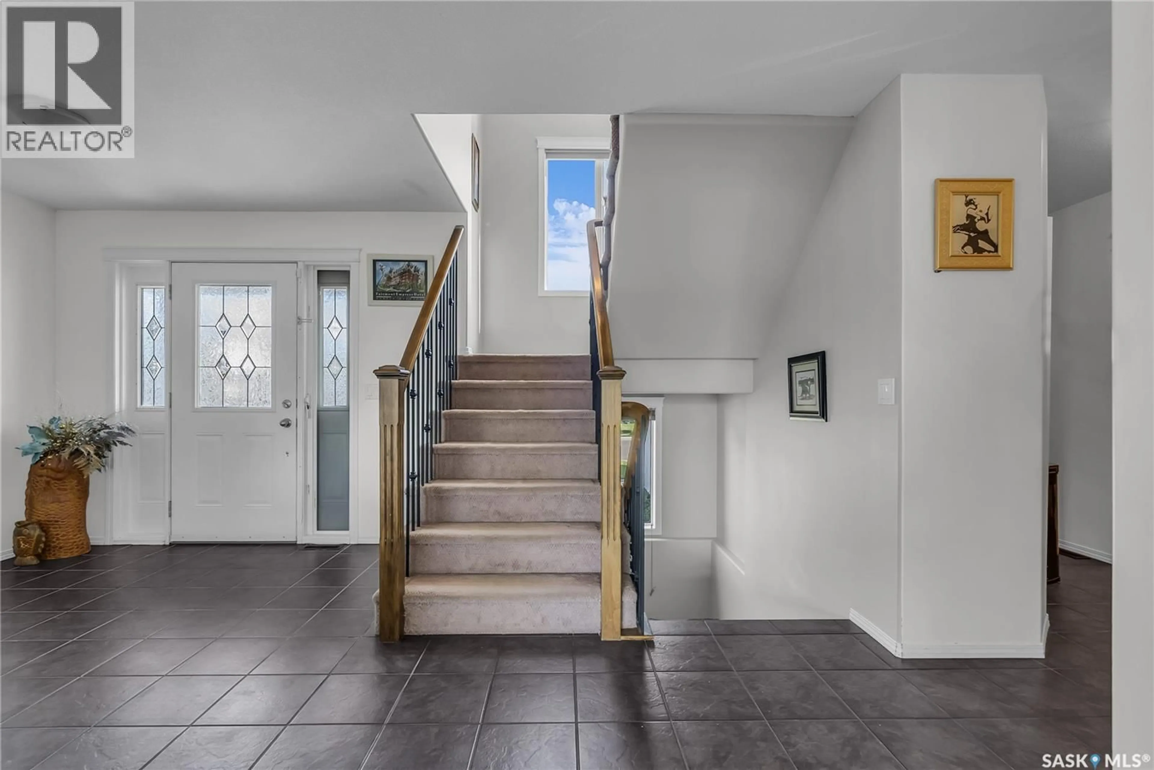 Indoor foyer for 527 SHEPHERD CRESCENT, Saskatoon Saskatchewan S7W0B3