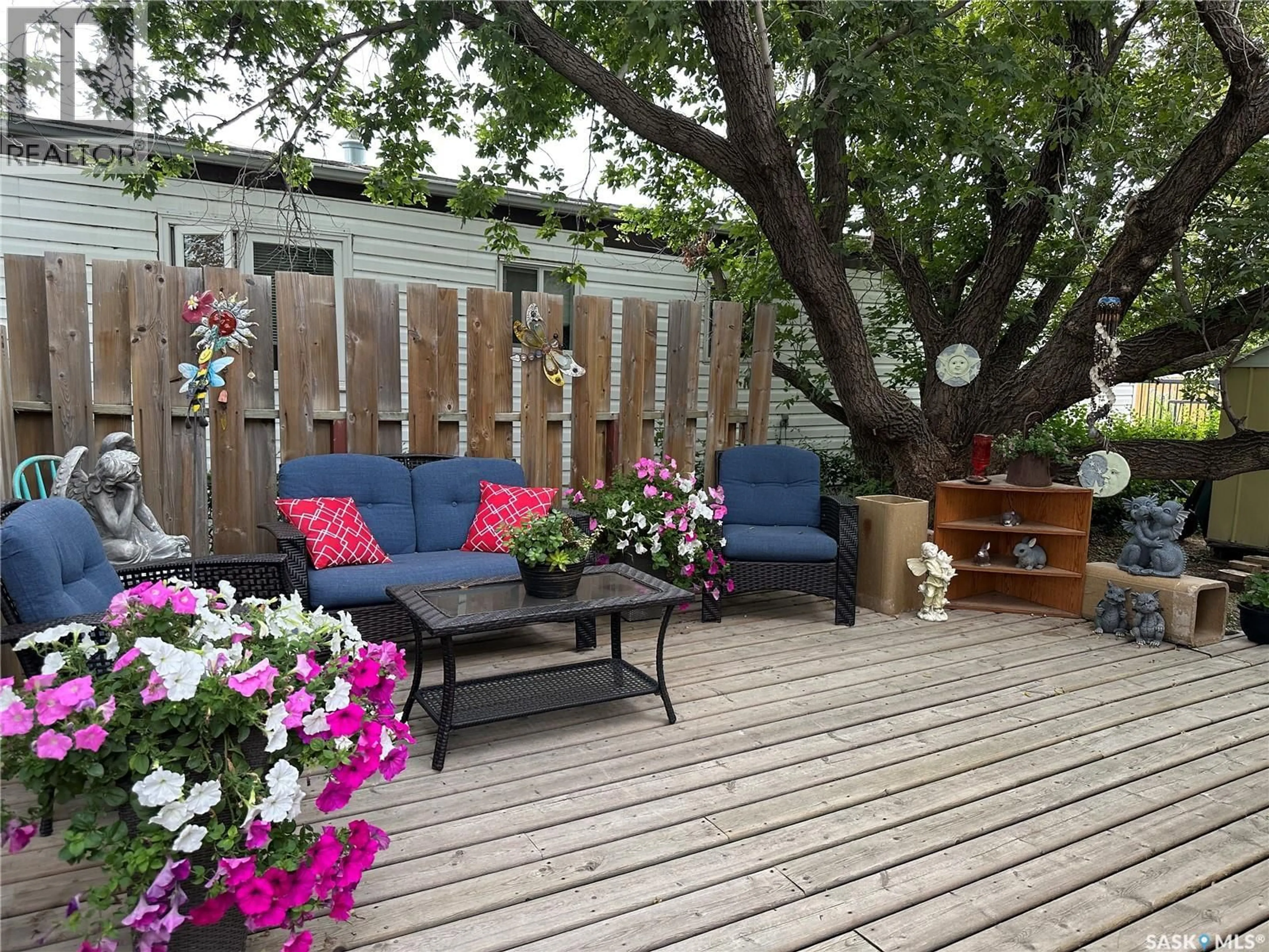 Patio, street for 112 17TH STREET, Weyburn Saskatchewan S4H2N4