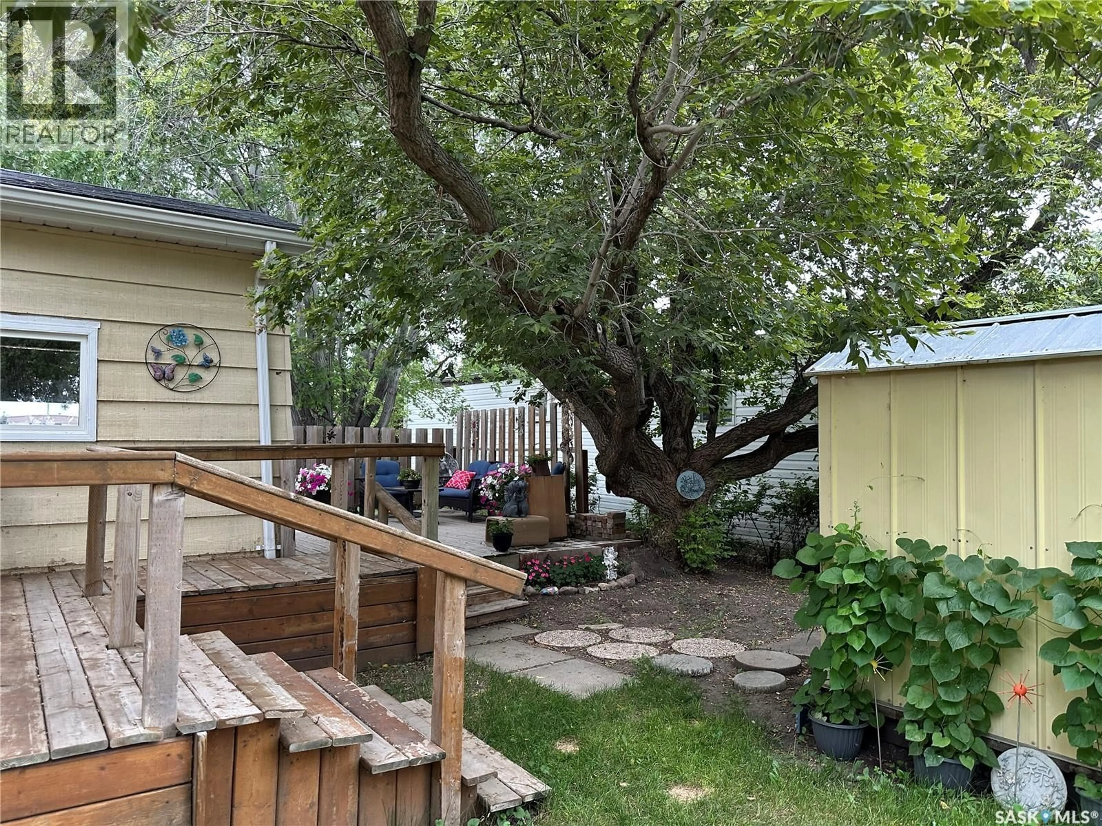 Patio, street for 112 17TH STREET, Weyburn Saskatchewan S4H2N4