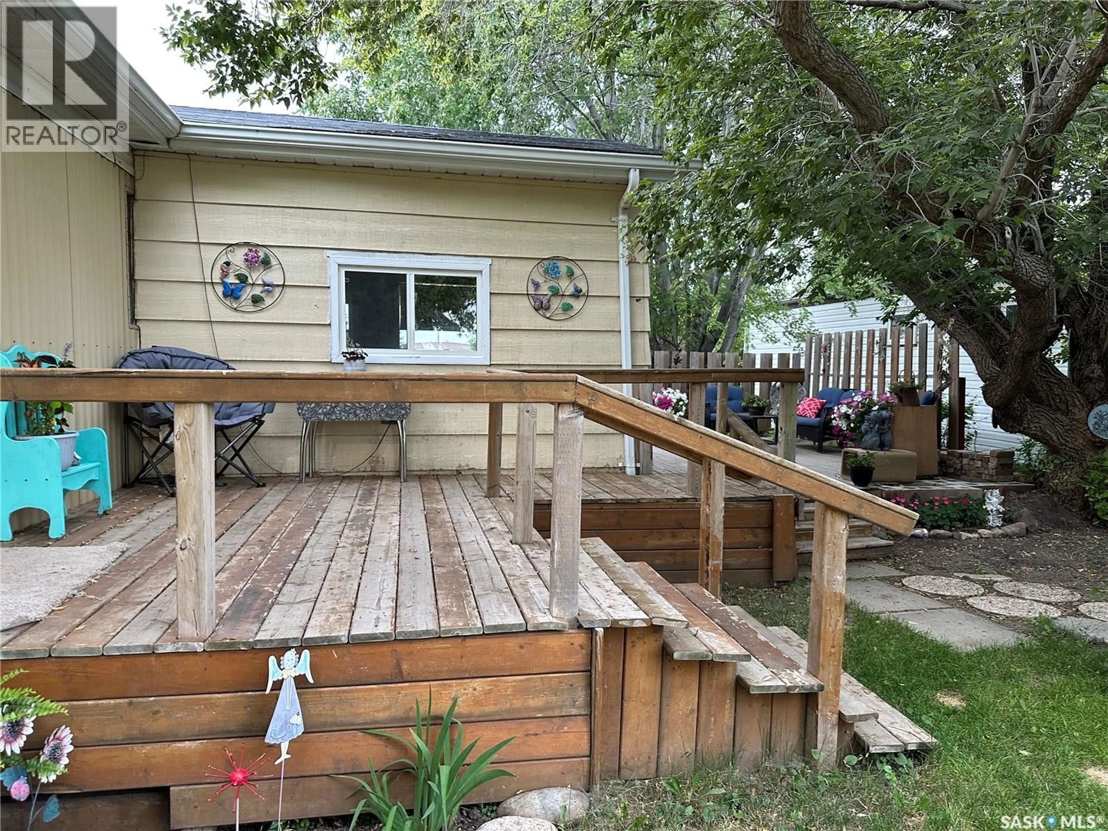 Patio, street for 112 17TH STREET, Weyburn Saskatchewan S4H2N4