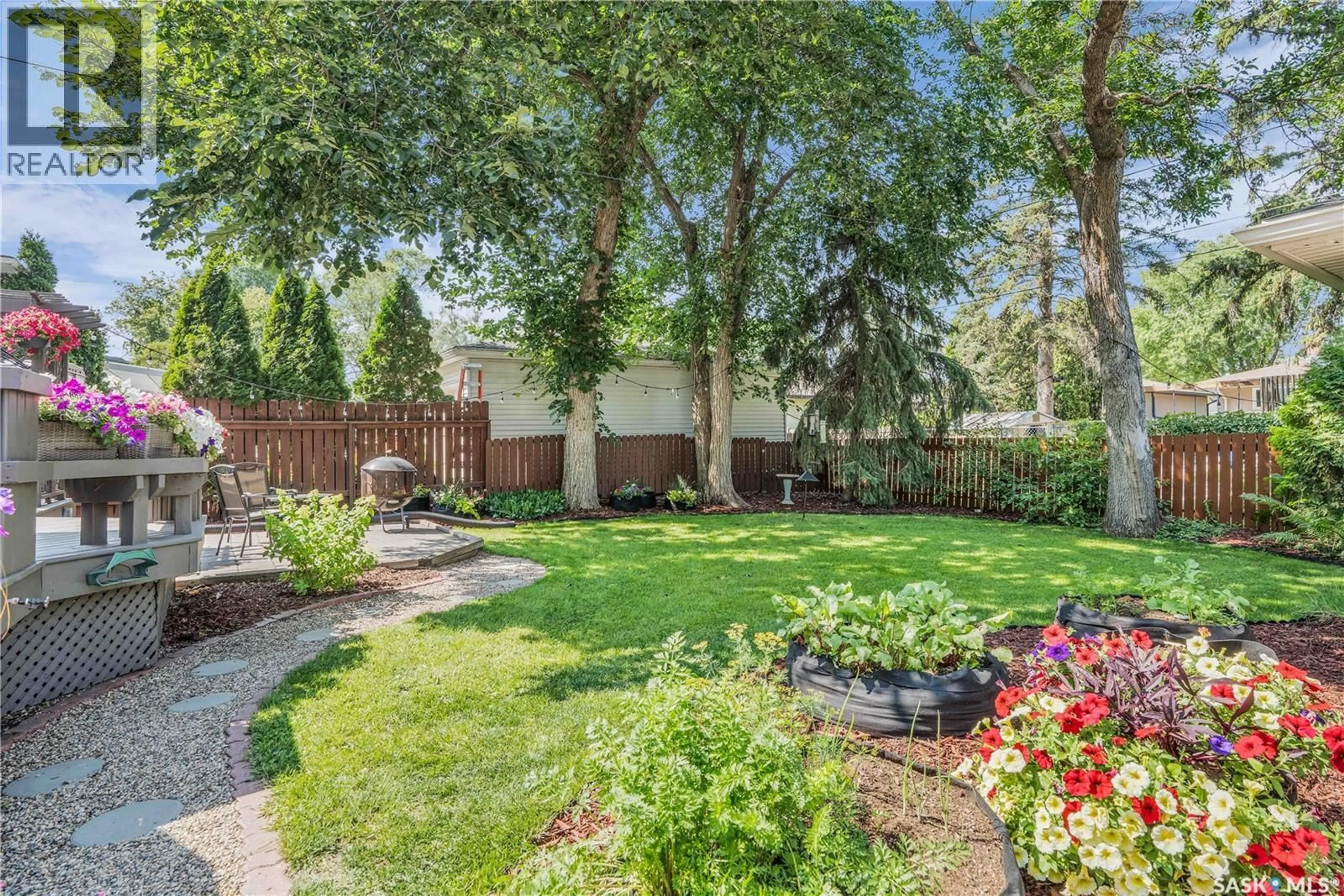 Patio, street for 16 GARDINER AVENUE, Regina Saskatchewan S4S4P6