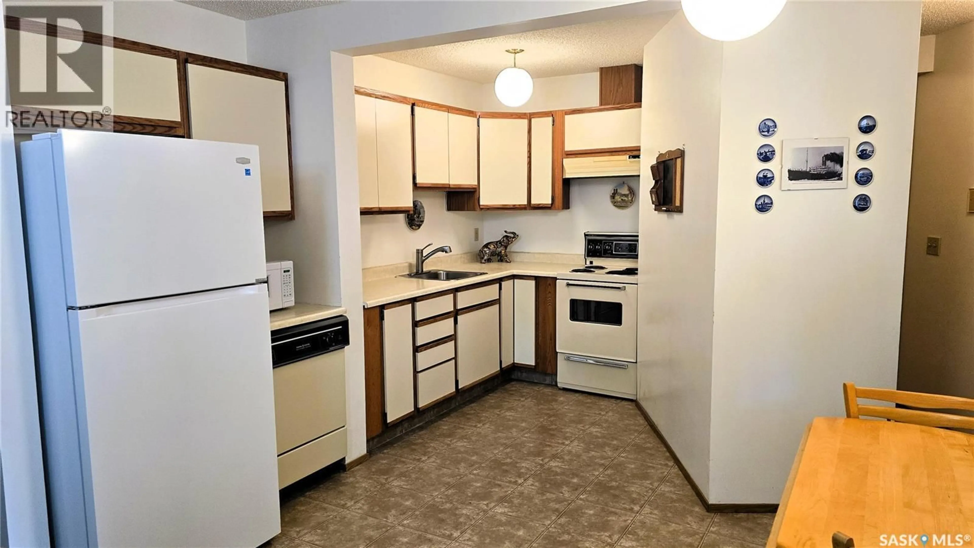 Standard kitchen, unknown for 1001 - 101 MAIN STREET, Saskatoon Saskatchewan S7H0K6
