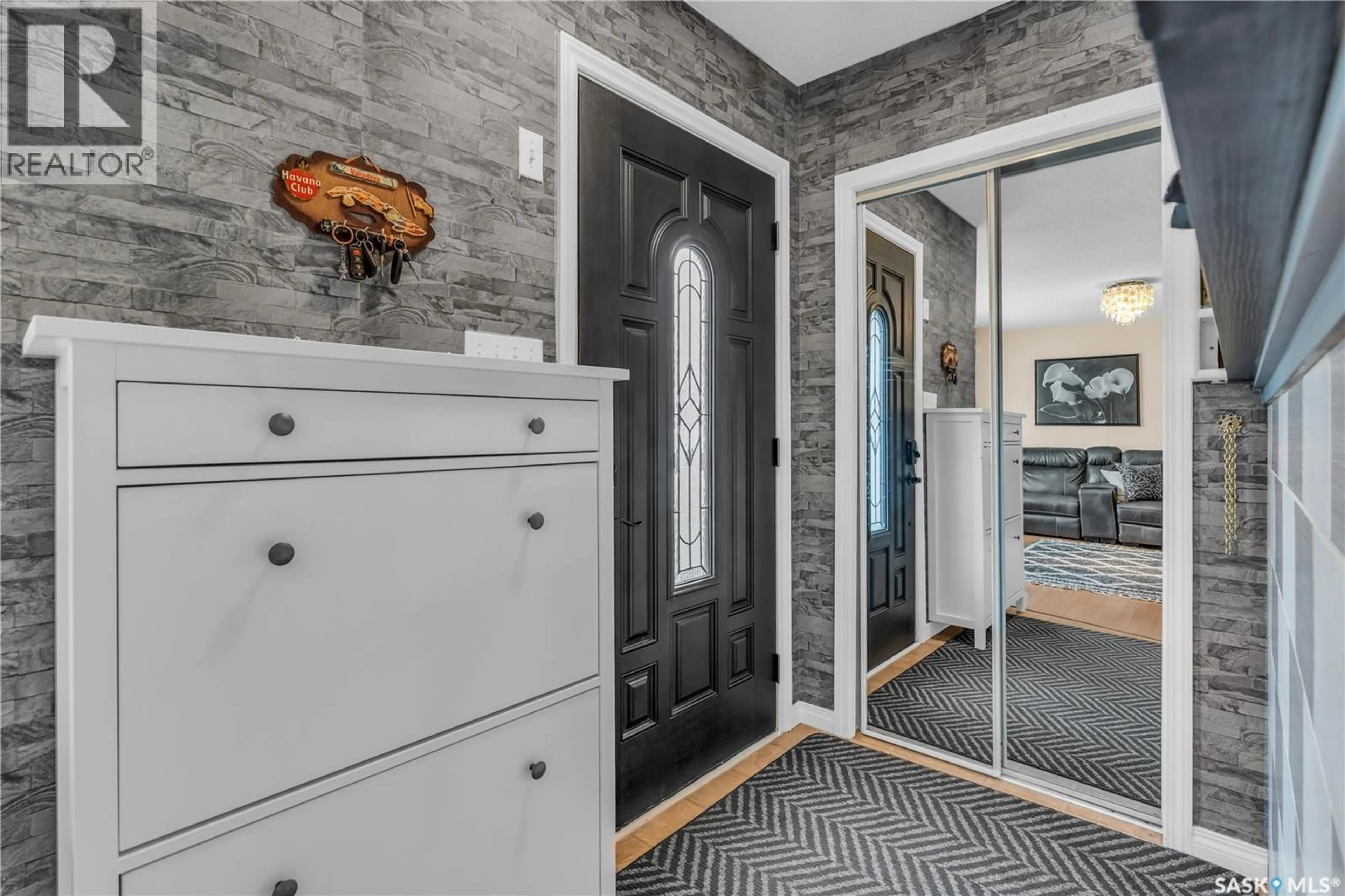 Indoor entryway for 2911 18TH STREET, Saskatoon Saskatchewan S7M4B1
