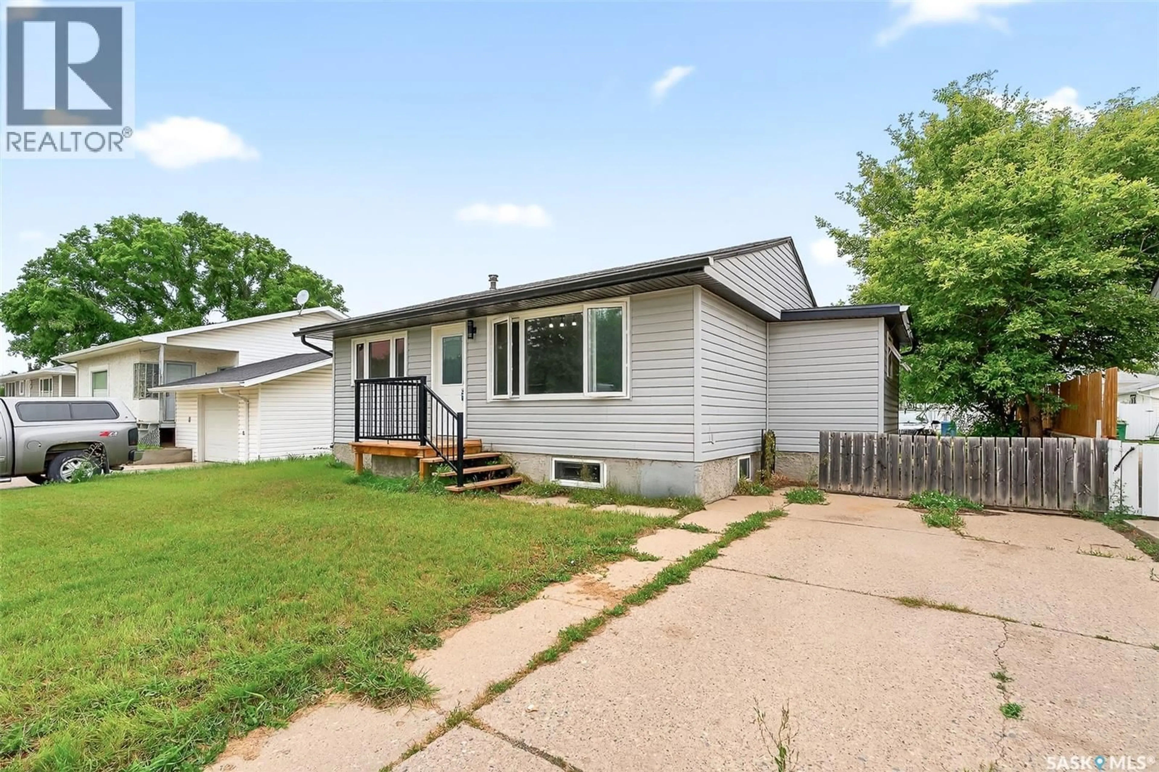 Home with vinyl exterior material, street for 1114 CARIBOU STREET, Moose Jaw Saskatchewan S6H7K6
