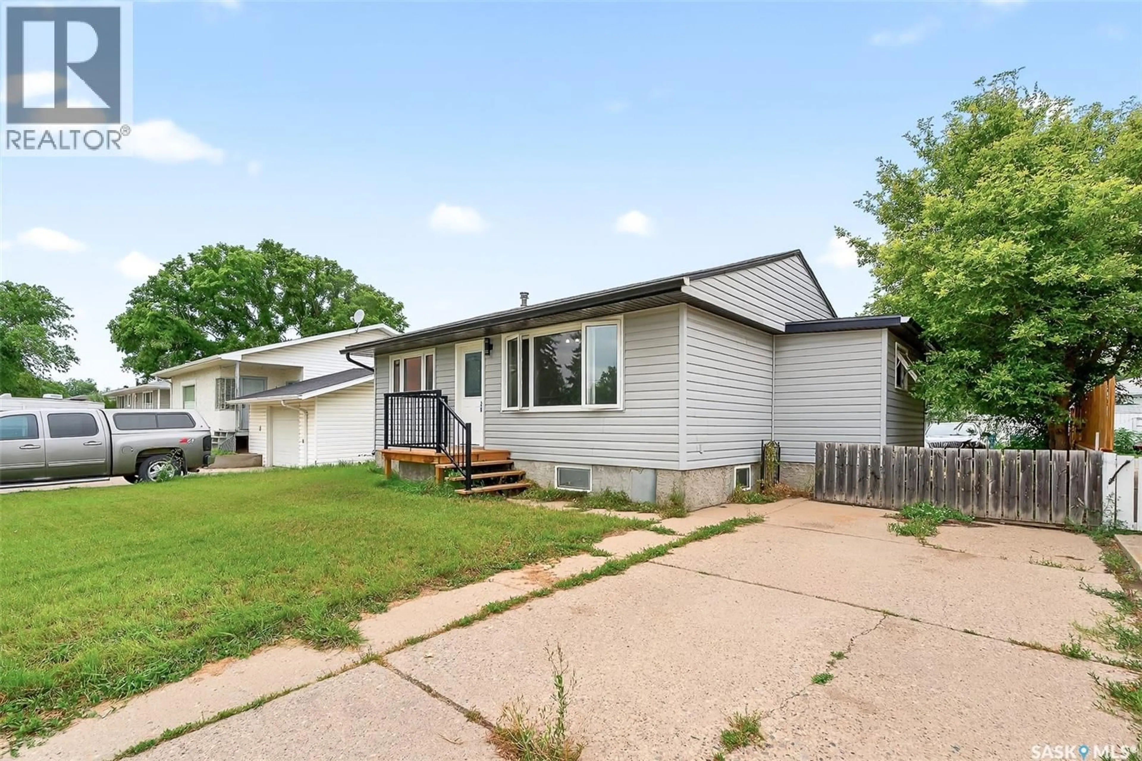 Home with vinyl exterior material, street for 1114 CARIBOU STREET, Moose Jaw Saskatchewan S6H7K6