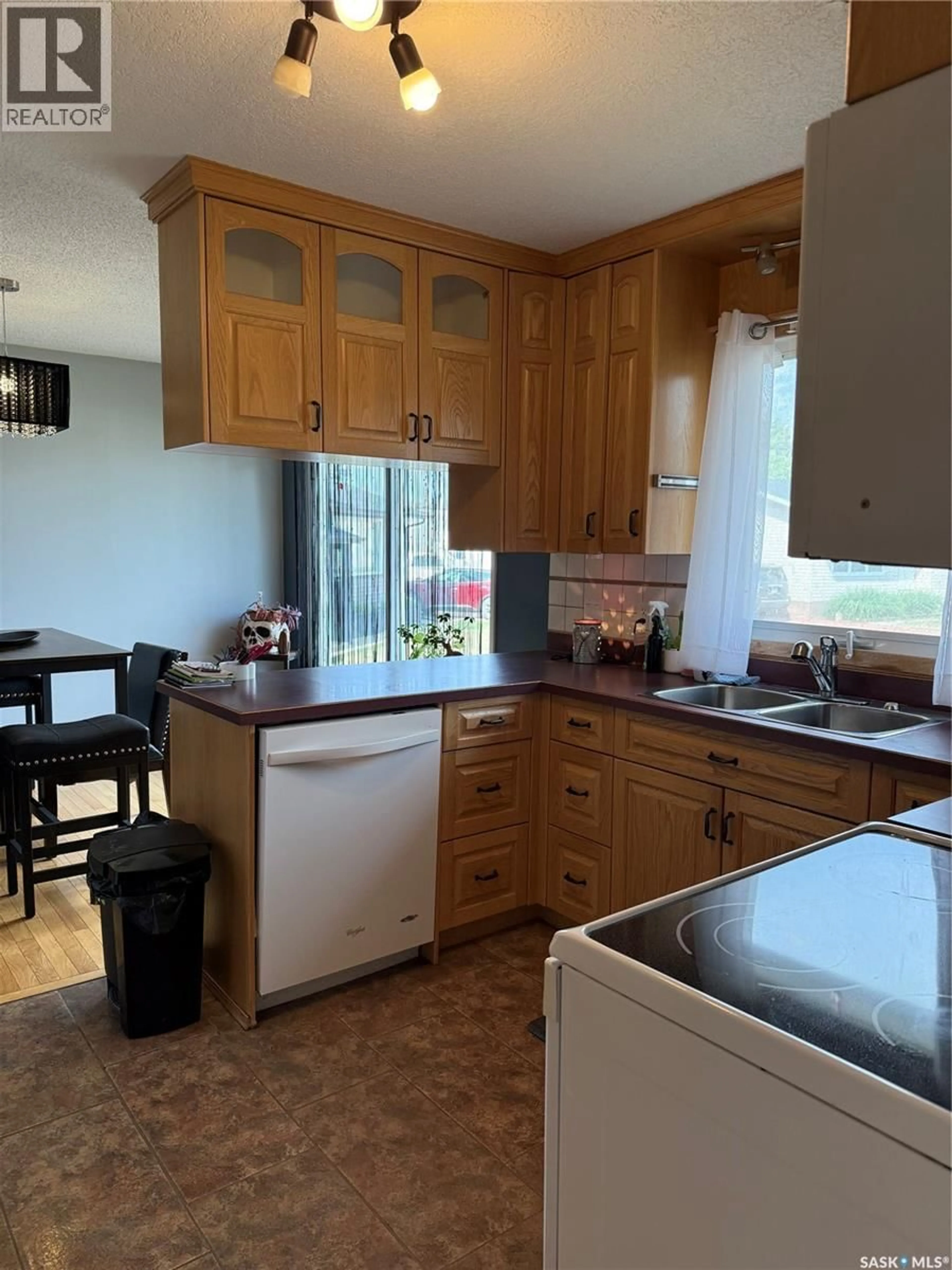 Standard kitchen, unknown for 516 CANAWINDRA COVE, Nipawin Saskatchewan S0E1E0