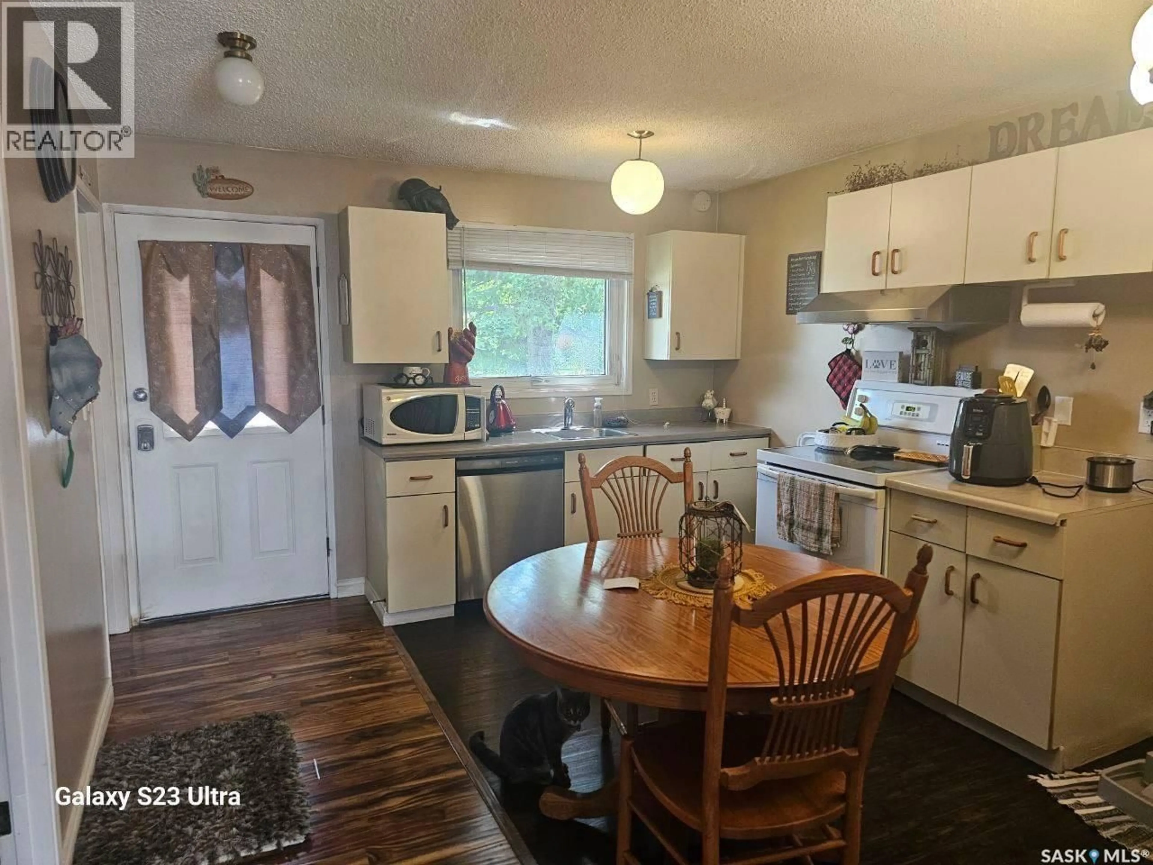 Standard kitchen, unknown for 140 - 760 MEILICKE ROAD, Saskatoon Saskatchewan S7K7Y5