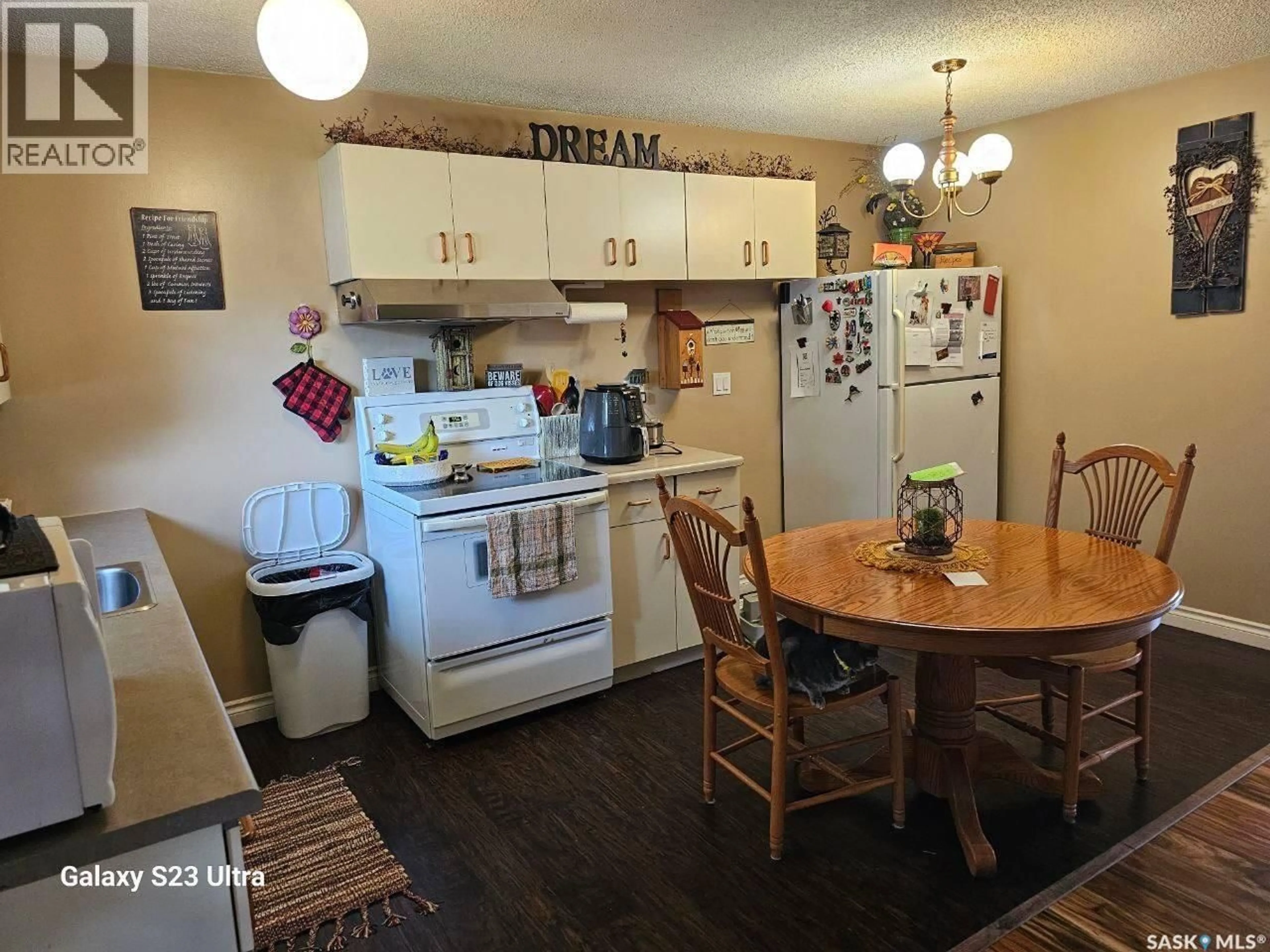 Standard kitchen, wood/laminate floor for 140 - 760 MEILICKE ROAD, Saskatoon Saskatchewan S7K7Y5