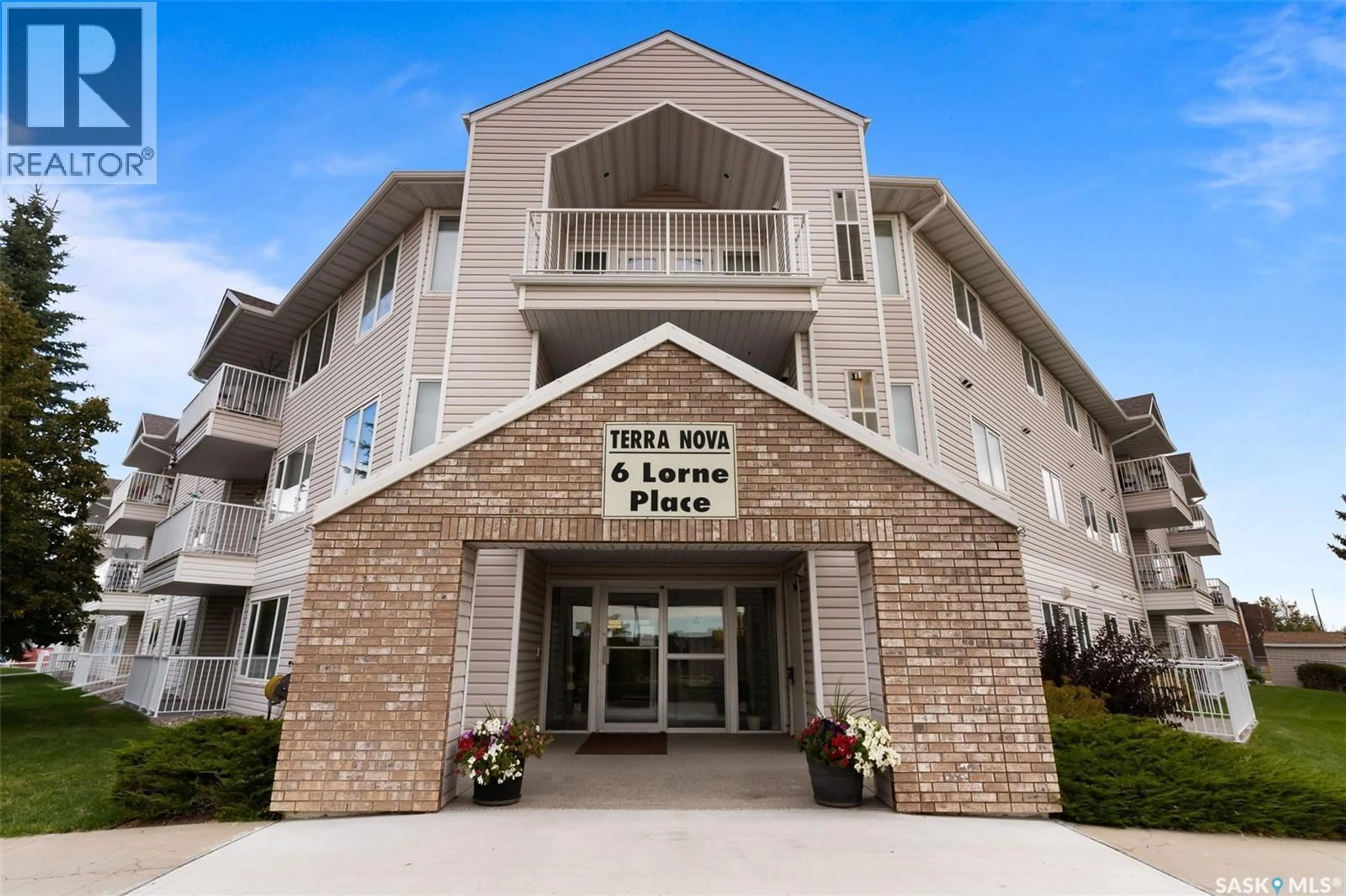 Indoor foyer for 6 - 204 LORNE PLACE, Regina Saskatchewan S4R8B3