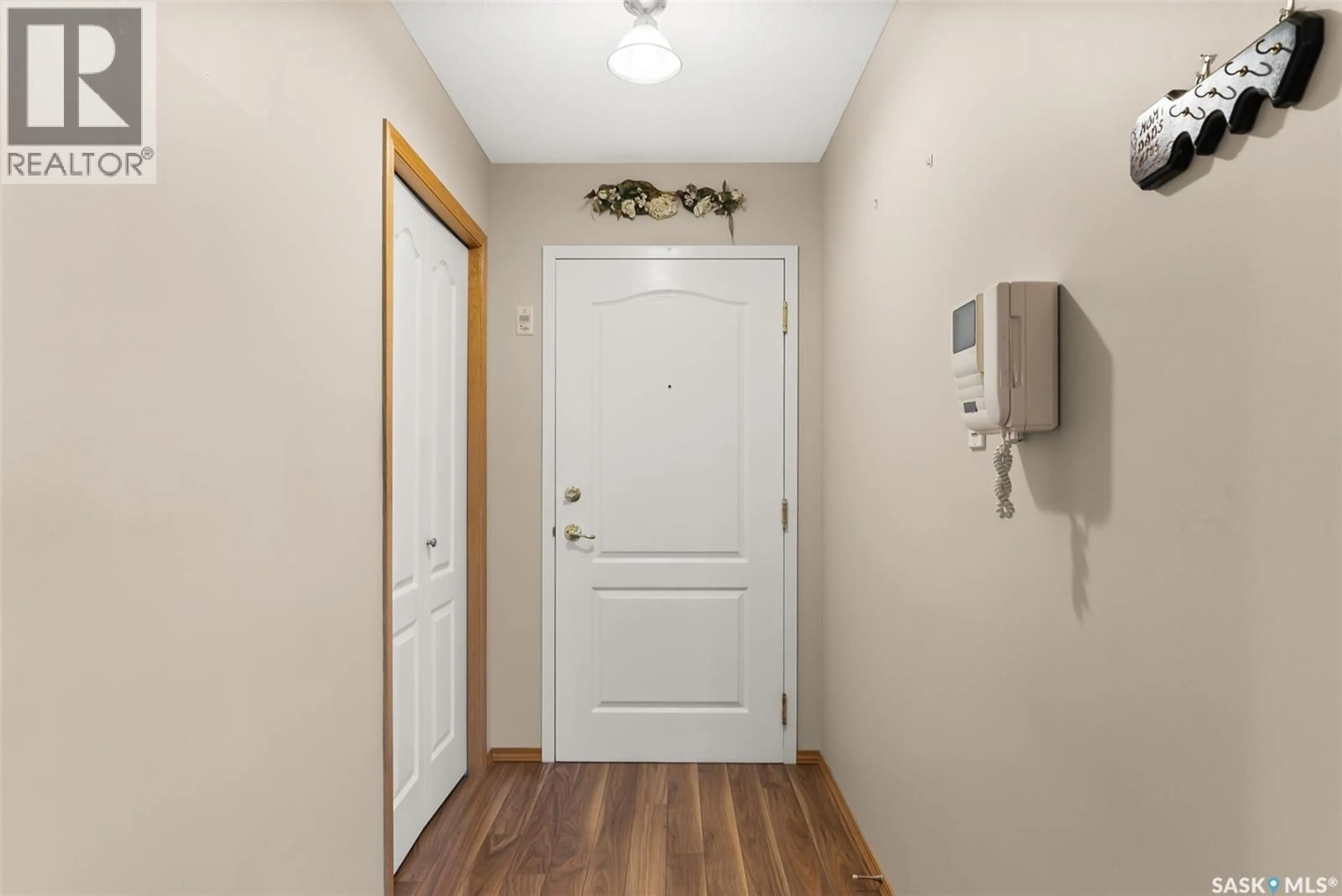 Indoor entryway for 6 - 204 LORNE PLACE, Regina Saskatchewan S4R8B3