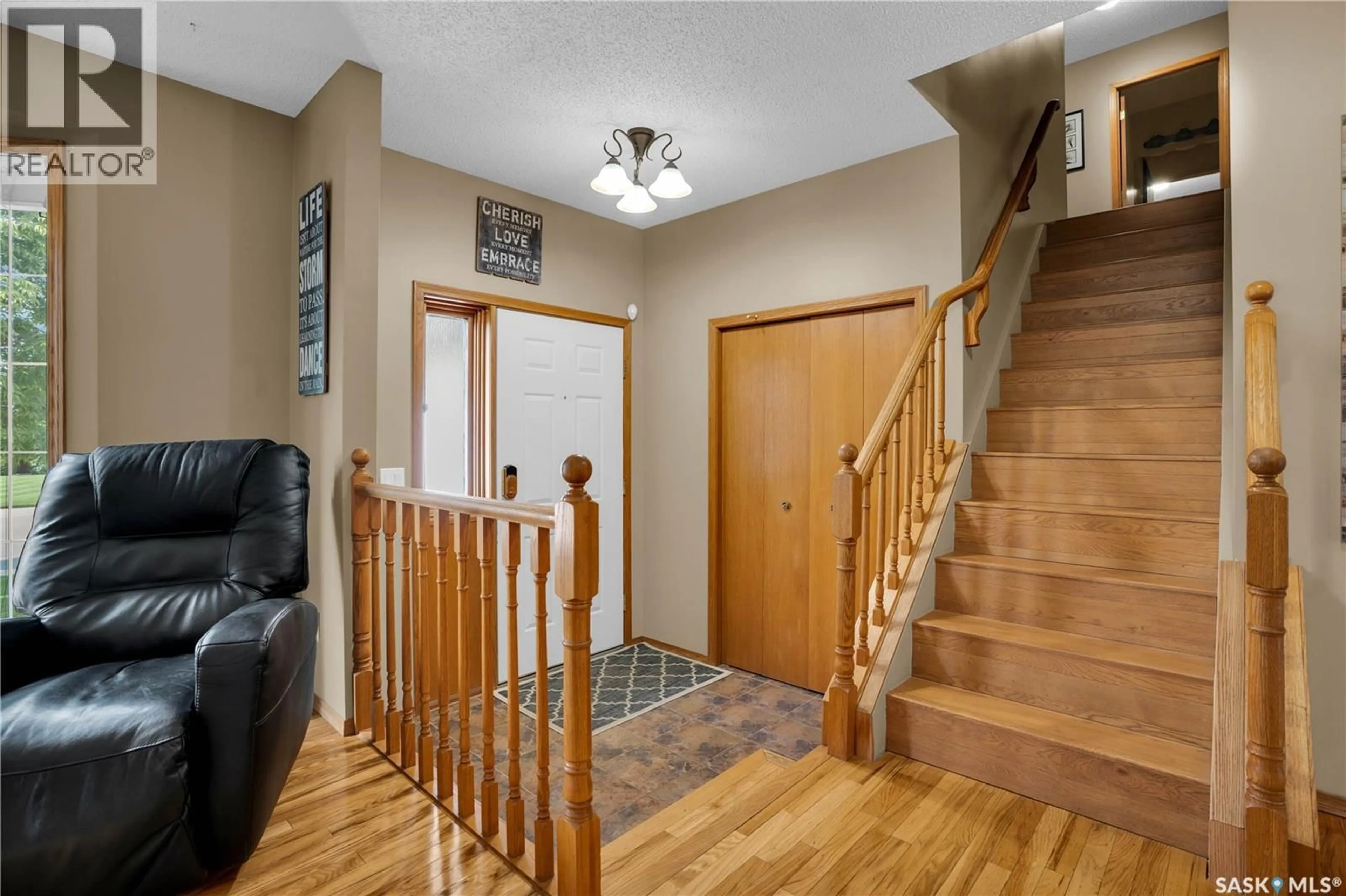 Indoor foyer for 711 SWAN CRESCENT, Saskatoon Saskatchewan S7J5C3