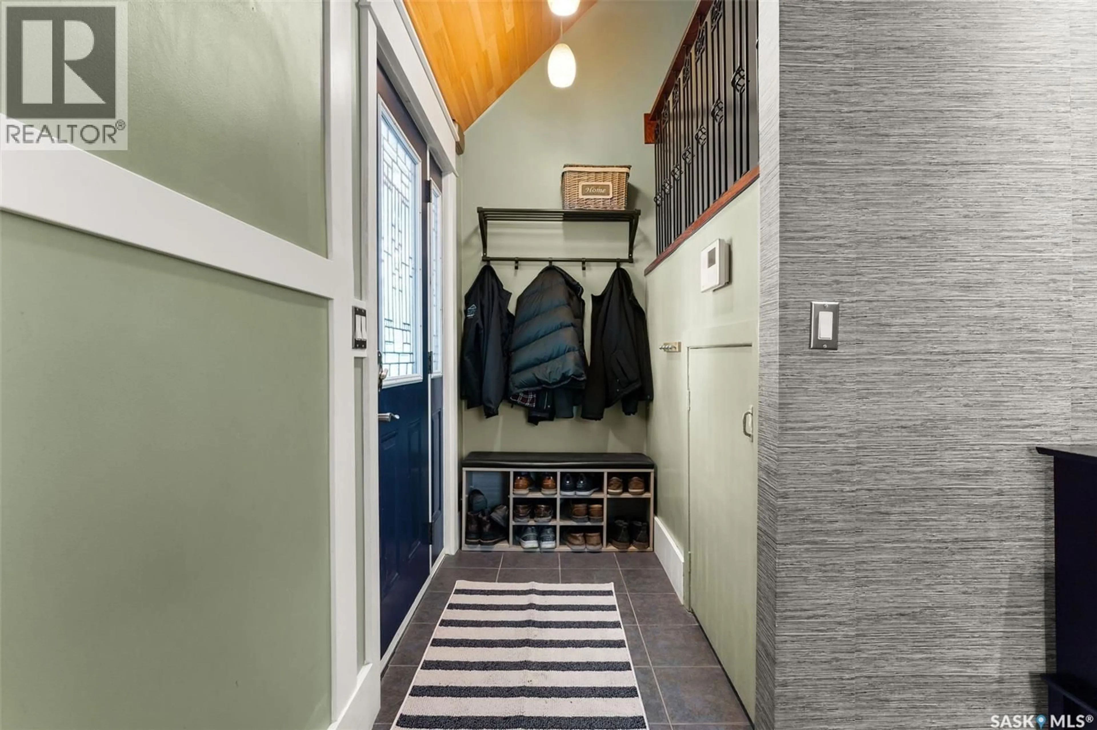 Indoor entryway for 2601 LINDSAY STREET, Regina Saskatchewan S4N3E2