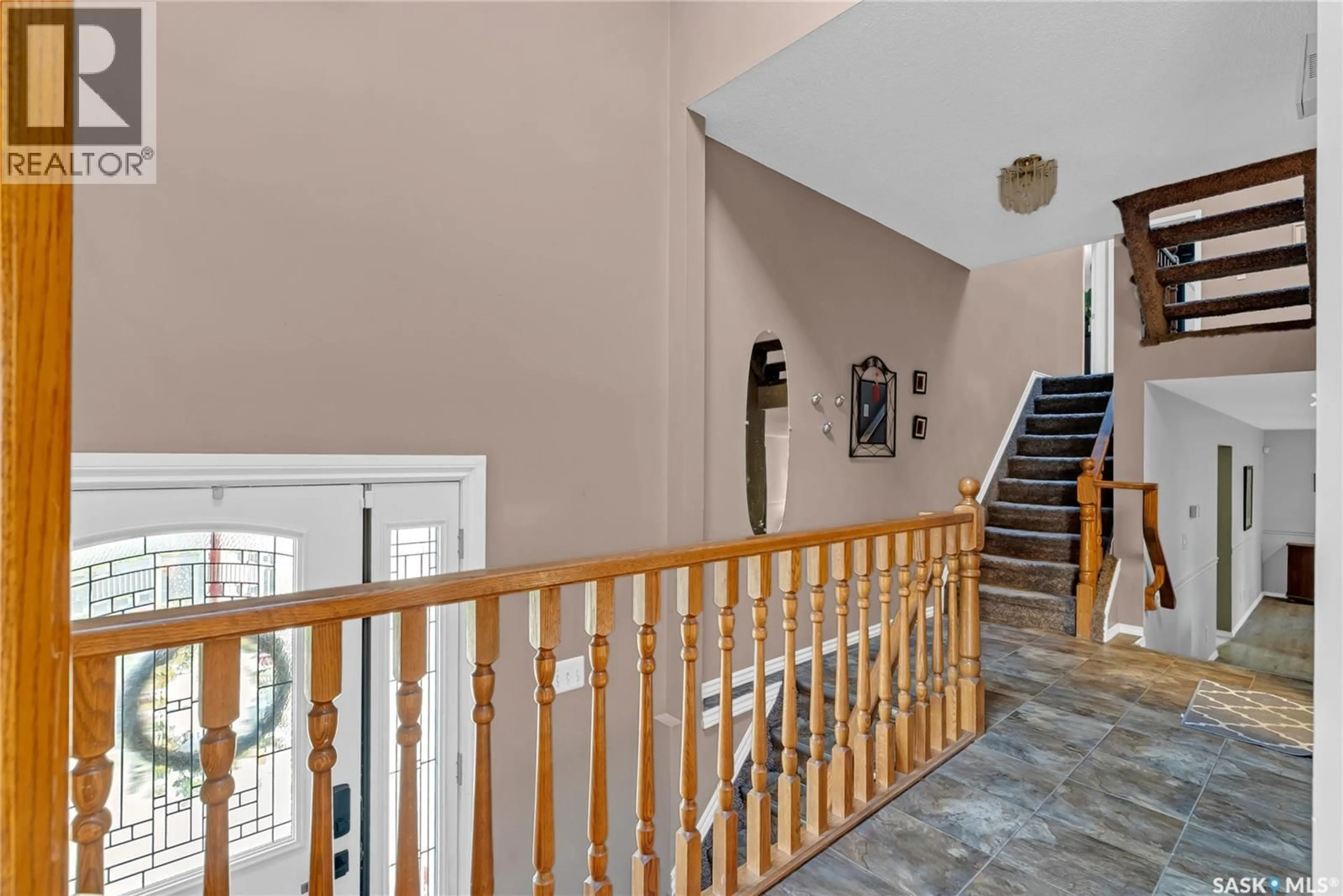 Indoor foyer for 362 COSTIGAN CRESCENT, Saskatoon Saskatchewan S7J3P3