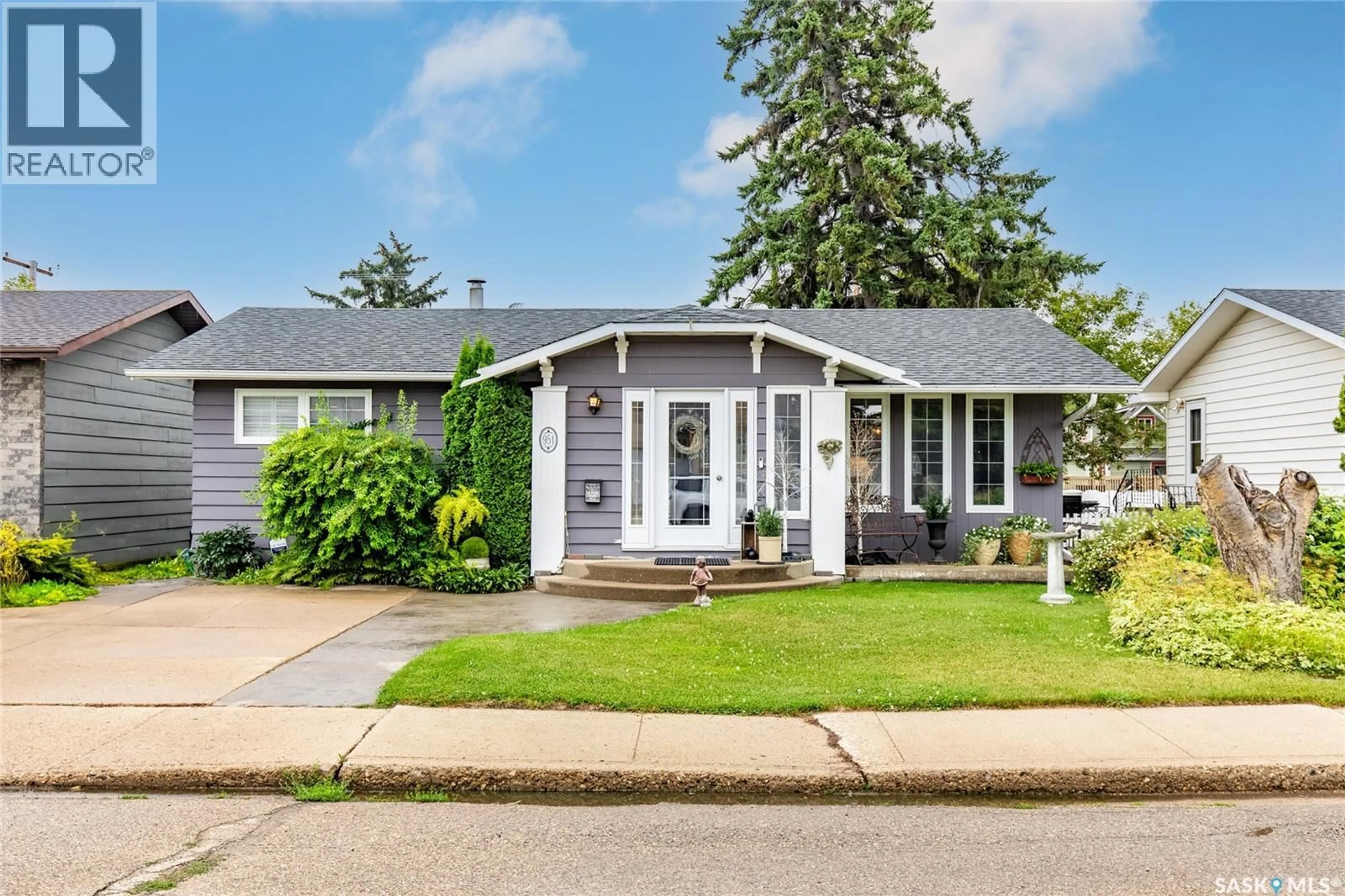 Home with vinyl exterior material, street for 951 ALBERT STREET, Moose Jaw Saskatchewan S6H2X8