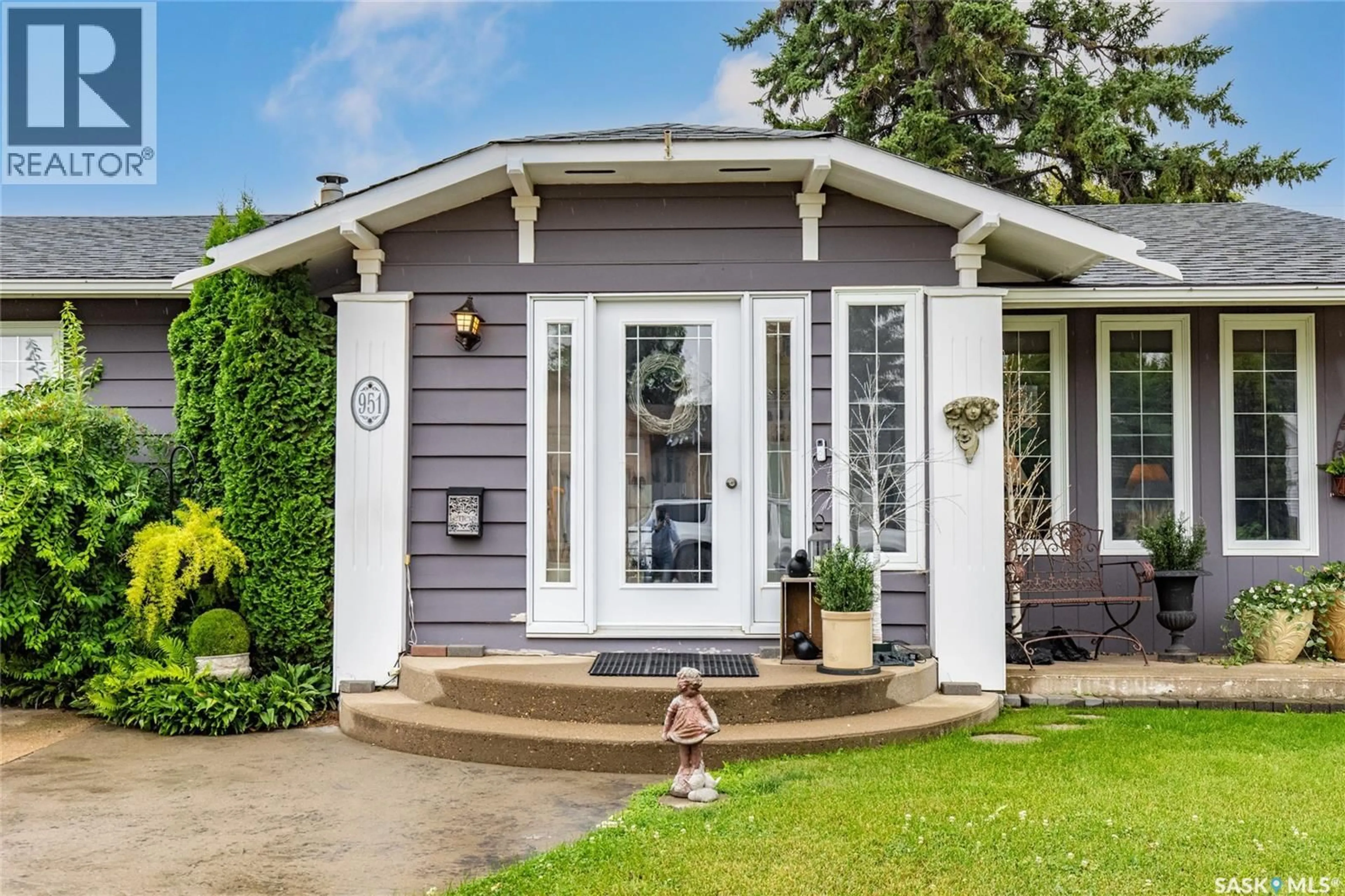 Home with vinyl exterior material, street for 951 ALBERT STREET, Moose Jaw Saskatchewan S6H2X8