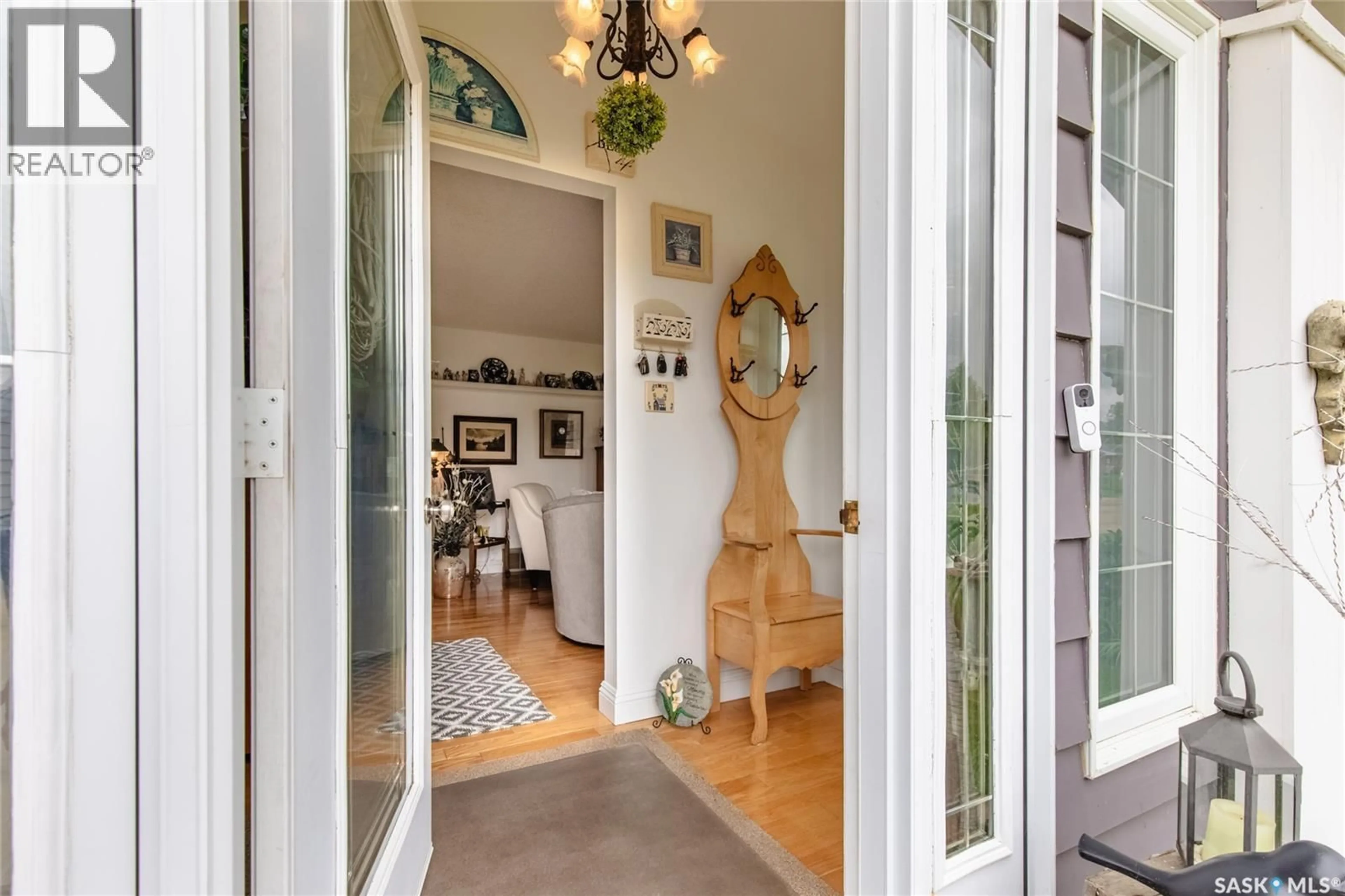 Indoor entryway for 951 ALBERT STREET, Moose Jaw Saskatchewan S6H2X8