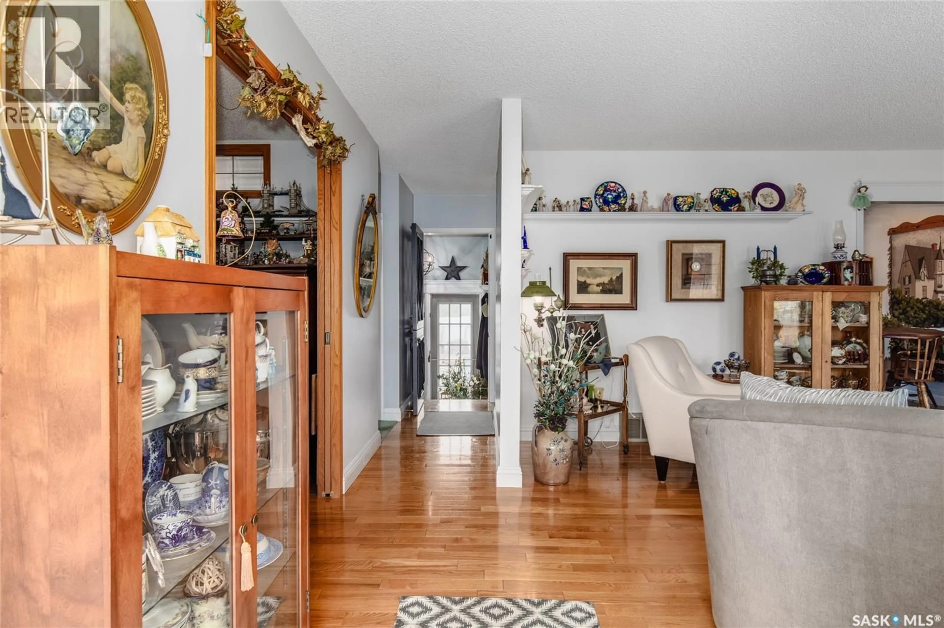 Indoor entryway for 951 ALBERT STREET, Moose Jaw Saskatchewan S6H2X8