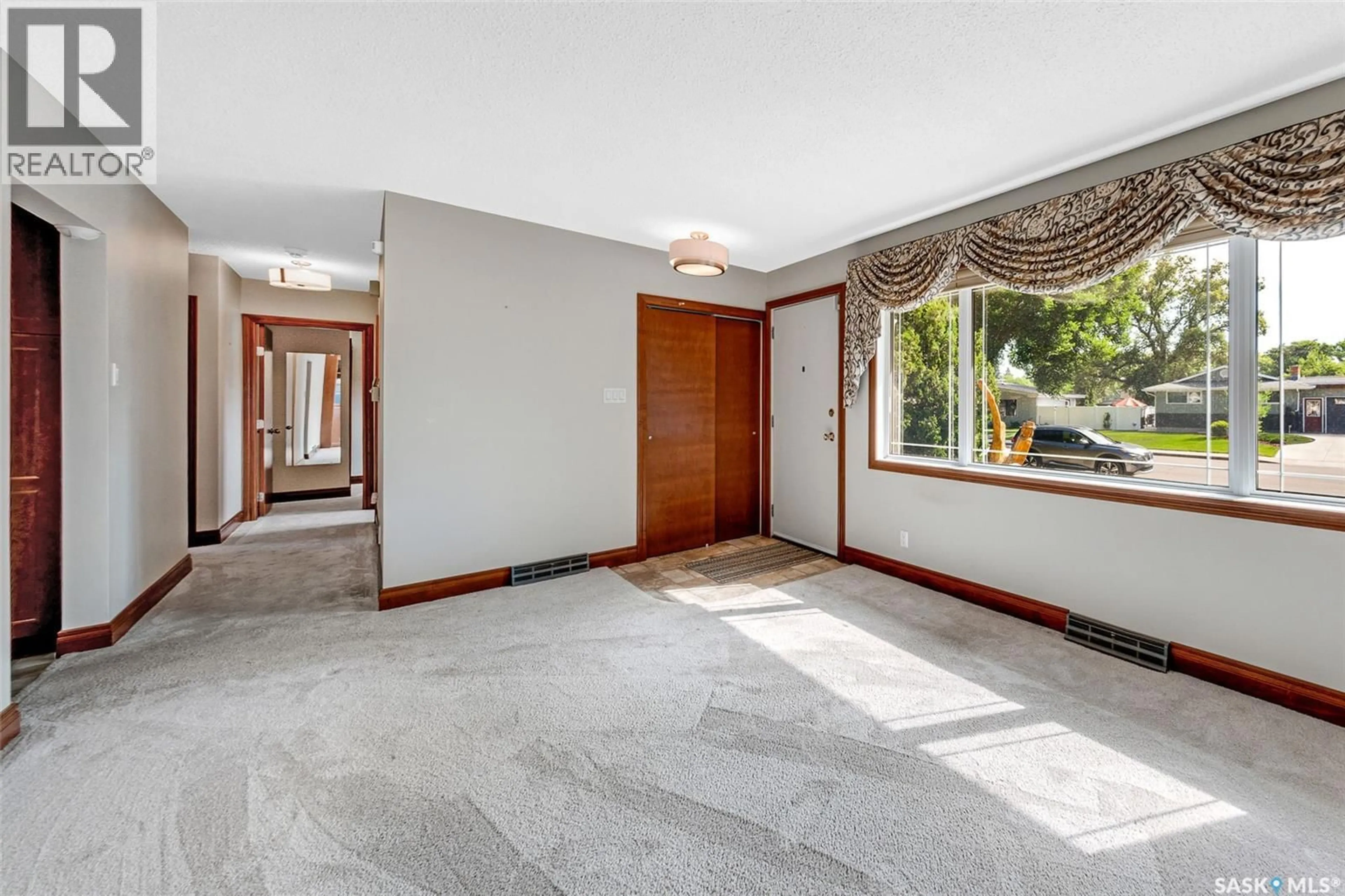 Indoor foyer for 59 GROSVENOR CRESCENT, Saskatoon Saskatchewan S7J2S1