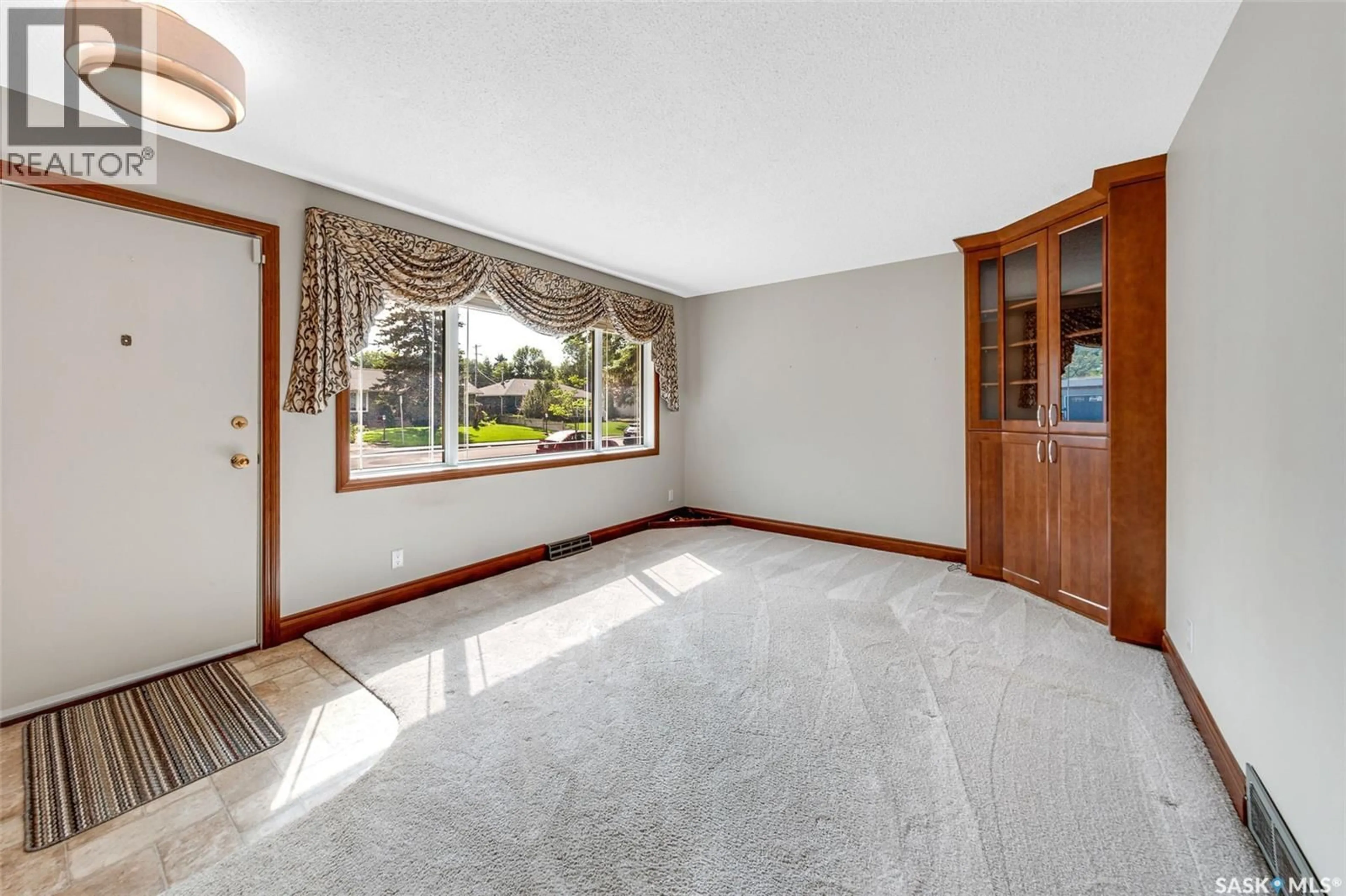 Indoor foyer for 59 GROSVENOR CRESCENT, Saskatoon Saskatchewan S7J2S1