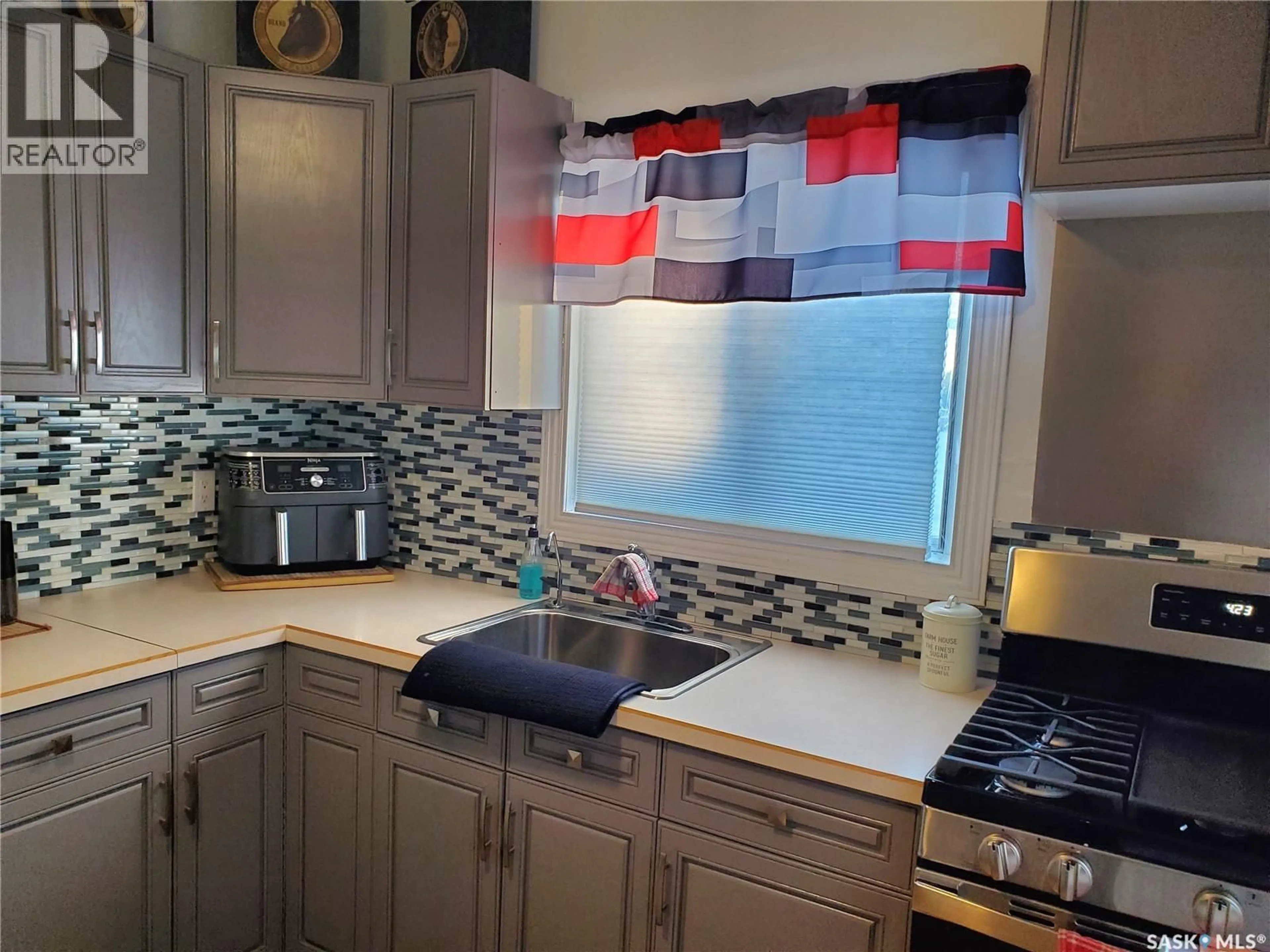 Standard kitchen, ceramic/tile floor for 344 CENTRE STREET, Ponteix Saskatchewan S0N1Z0