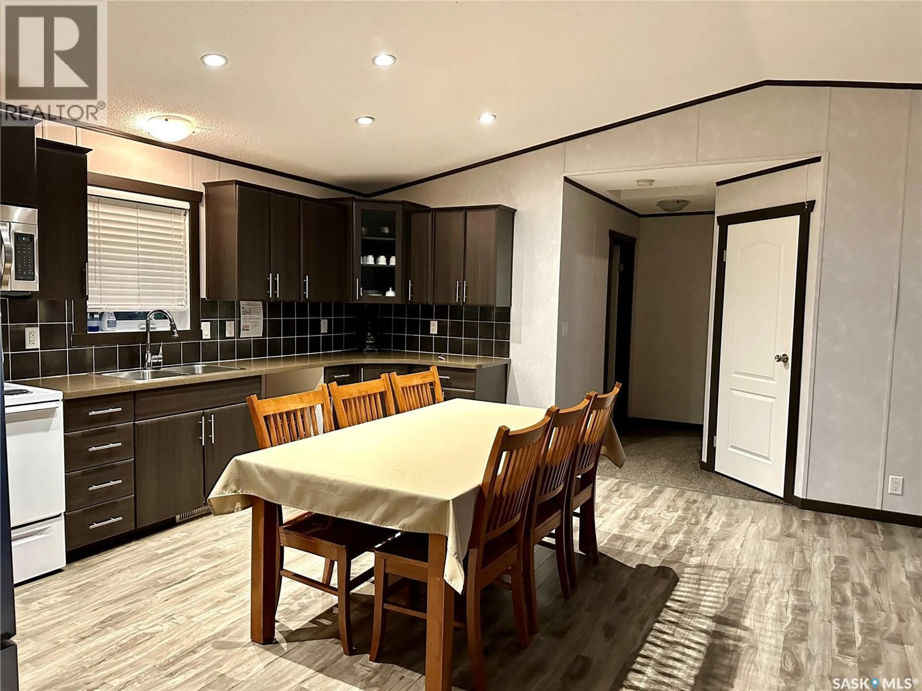 Open concept kitchen, unknown for 903 OTTER STREET, Missinipe Saskatchewan S0J1L0
