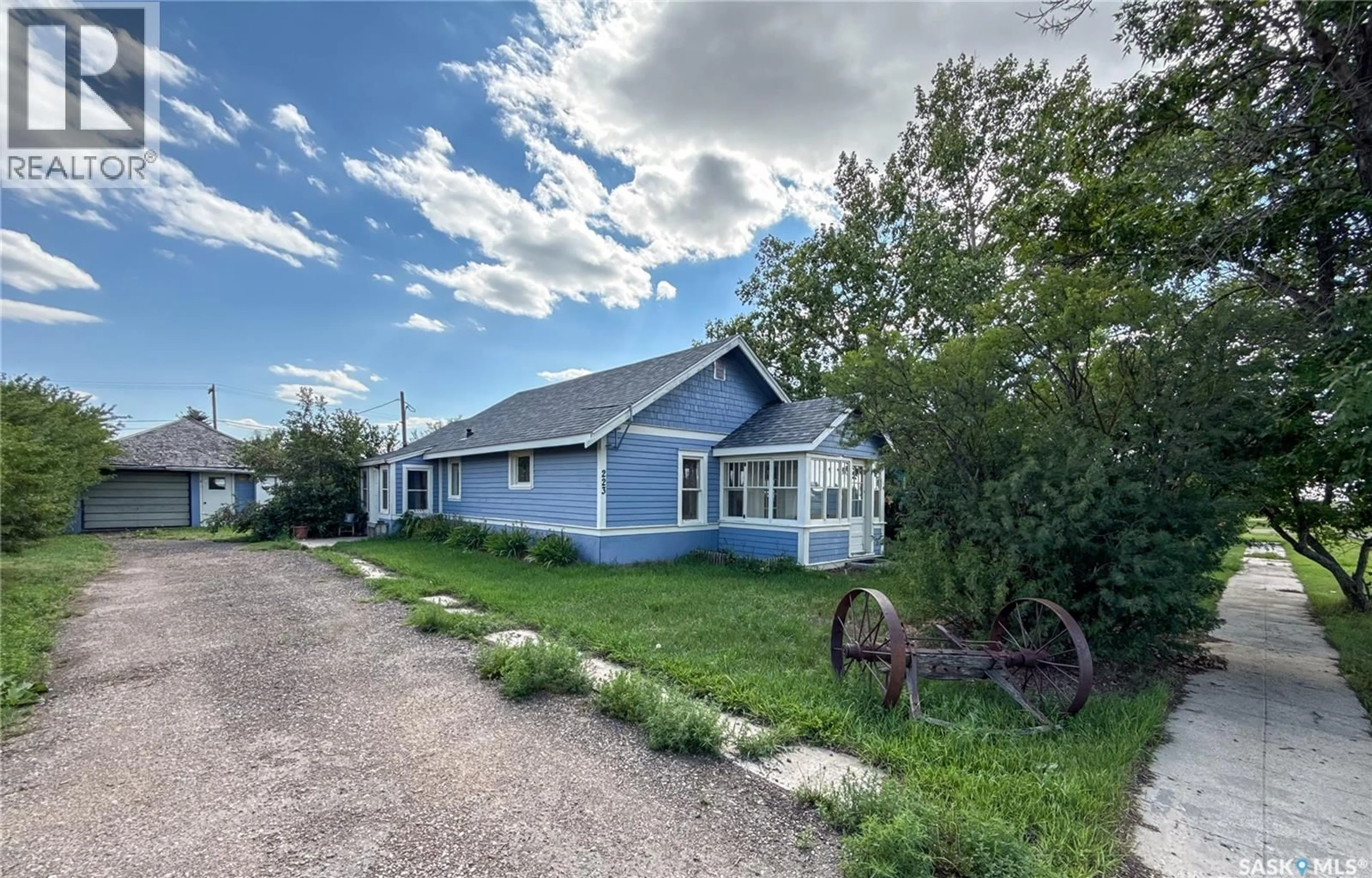 A pic from outside/outdoor area/front of a property/back of a property/a pic from drone, street for 223 1ST AVENUE, Frontier Saskatchewan S0N0A2