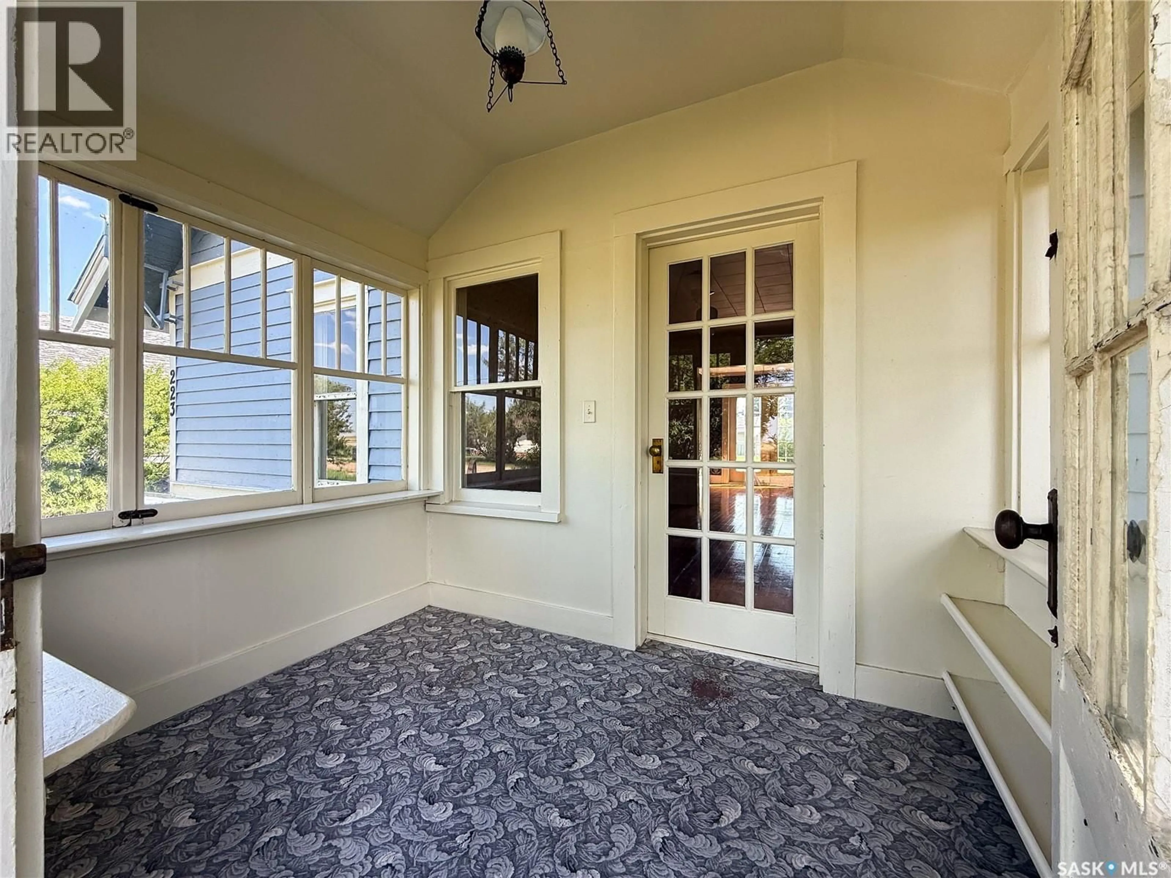 Indoor entryway for 223 1ST AVENUE, Frontier Saskatchewan S0N0A2