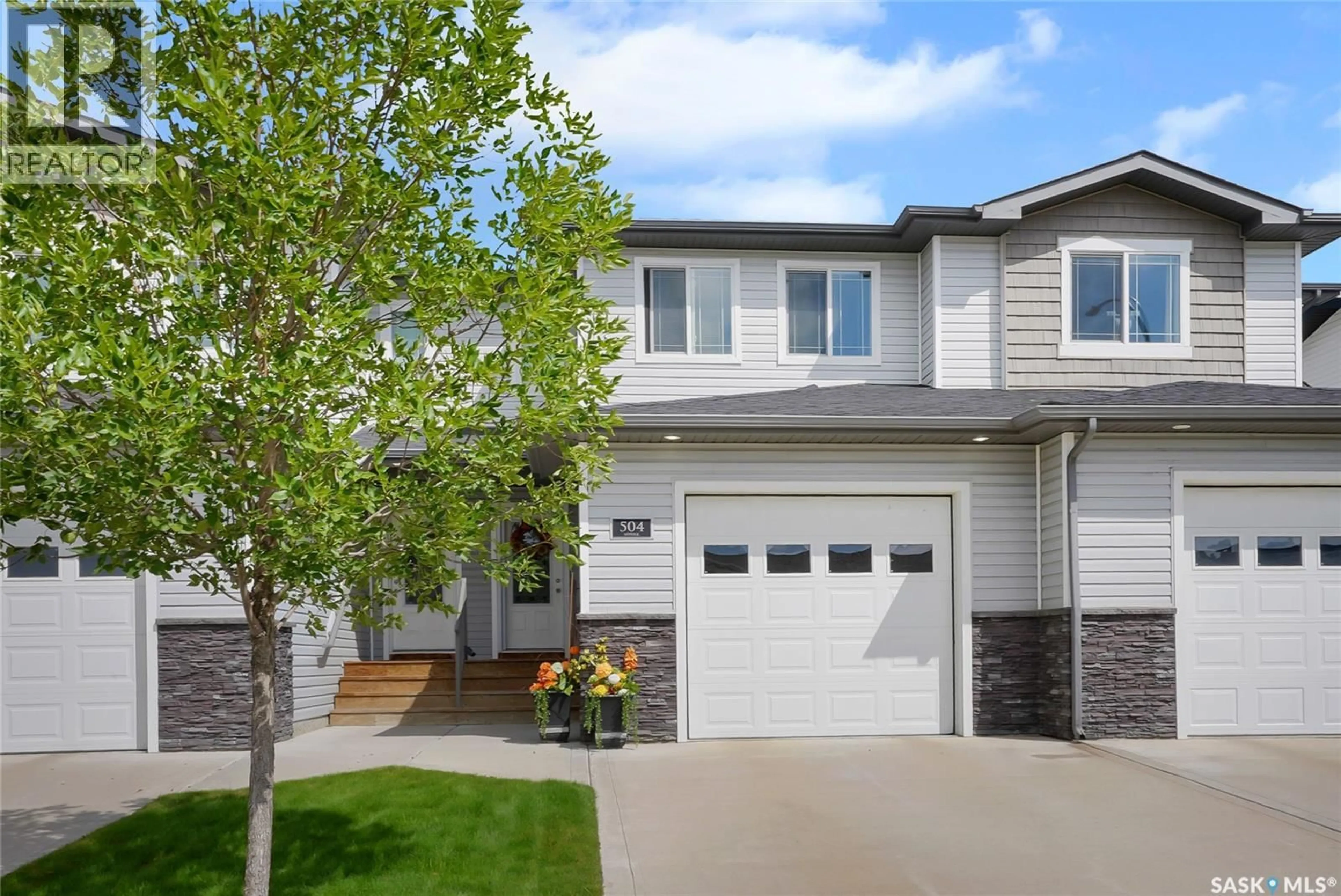 Home with vinyl exterior material, street for 504 940 BRADLEY STREET, Moose Jaw Saskatchewan S6H3M4