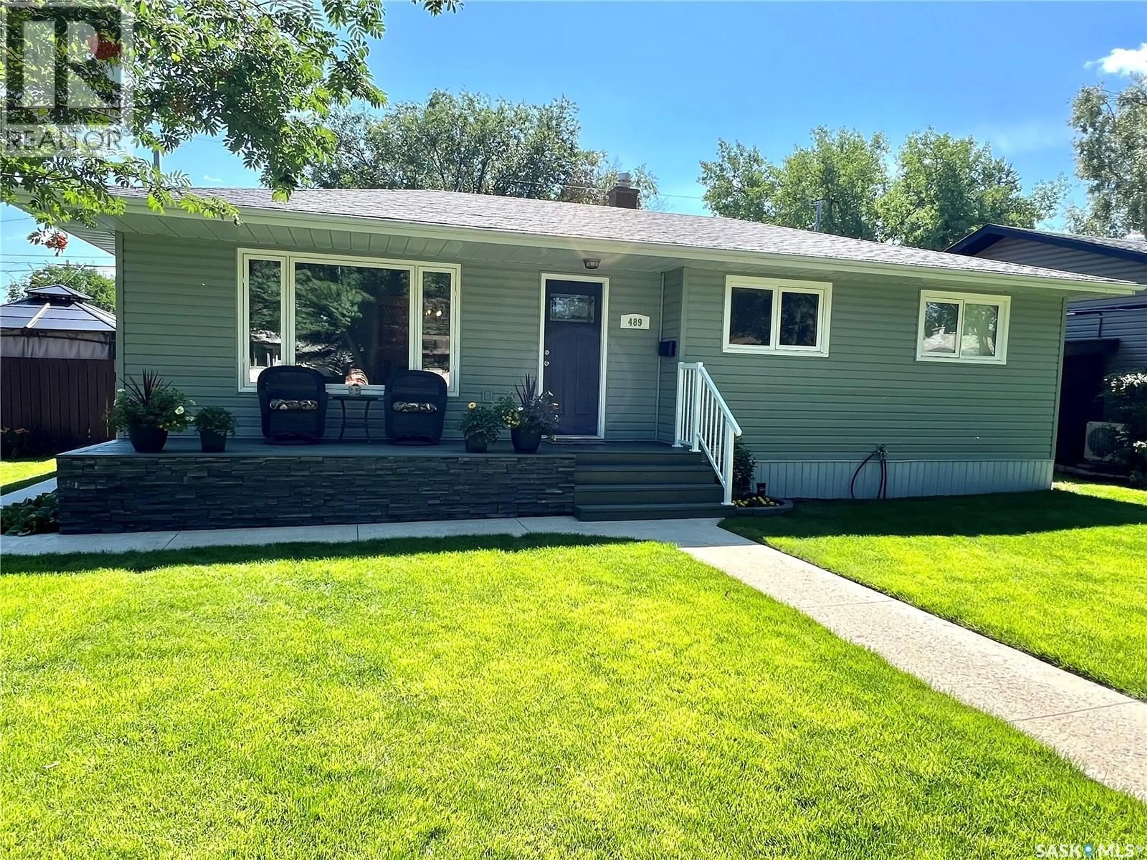 Home with vinyl exterior material, street for 489 3RD AVENUE, Swift Current Saskatchewan S9H3K9