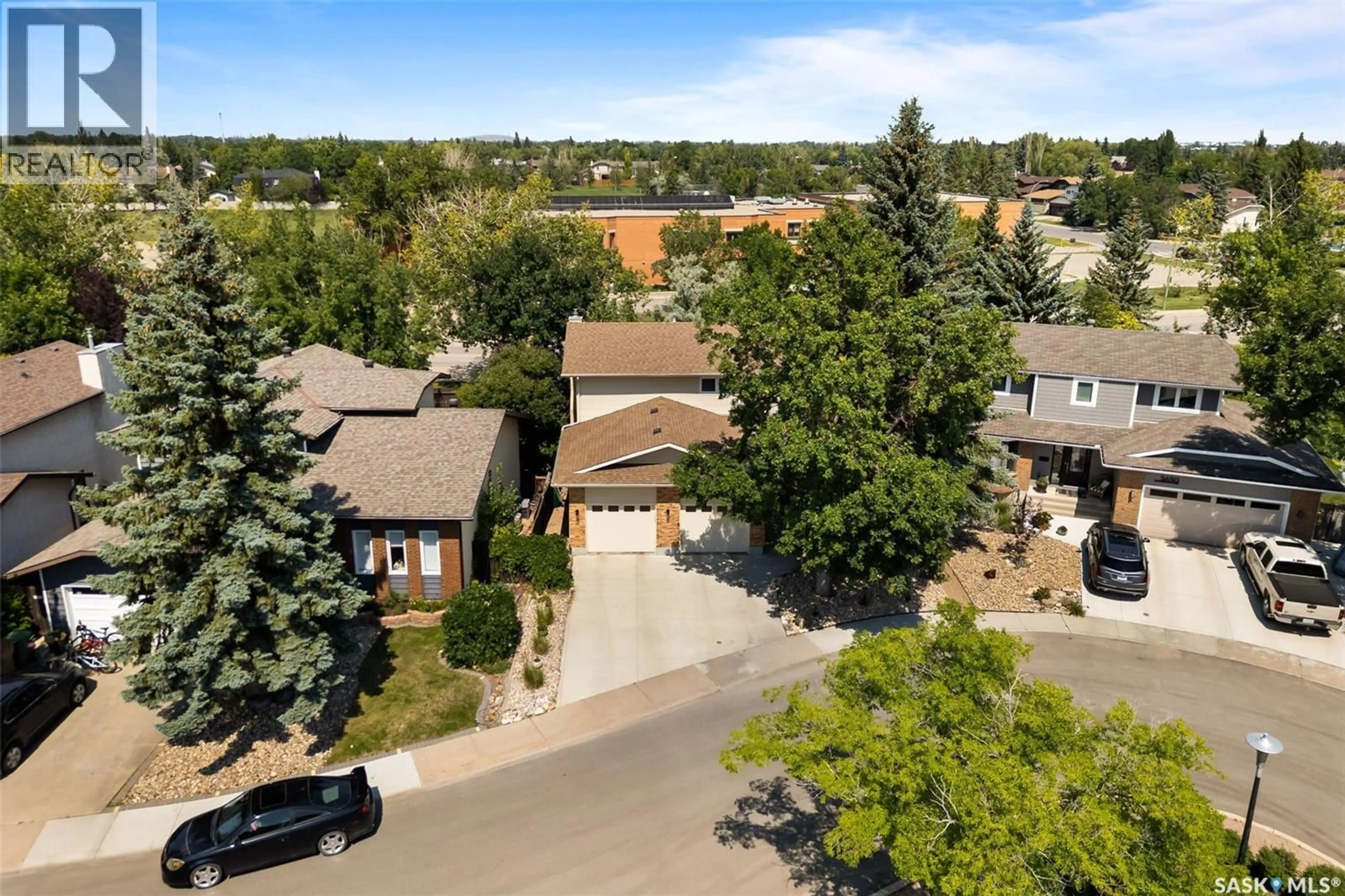 A pic from outside/outdoor area/front of a property/back of a property/a pic from drone, street for 3646 MOFFAT BAY, Regina Saskatchewan S4V2B5