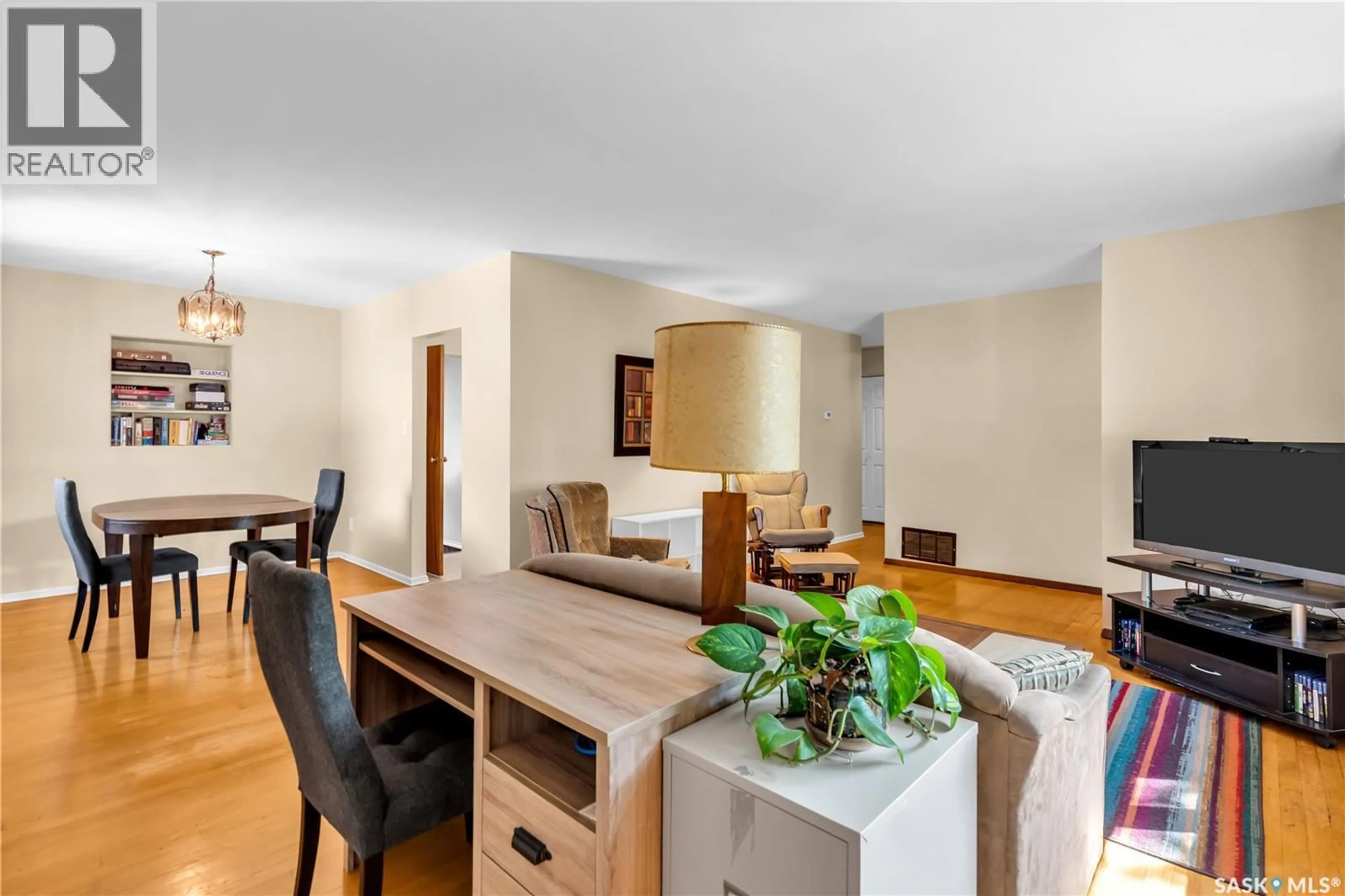Dining room, wood/laminate floor for 33 BOBOLINK BAY, Regina Saskatchewan S4S4K2