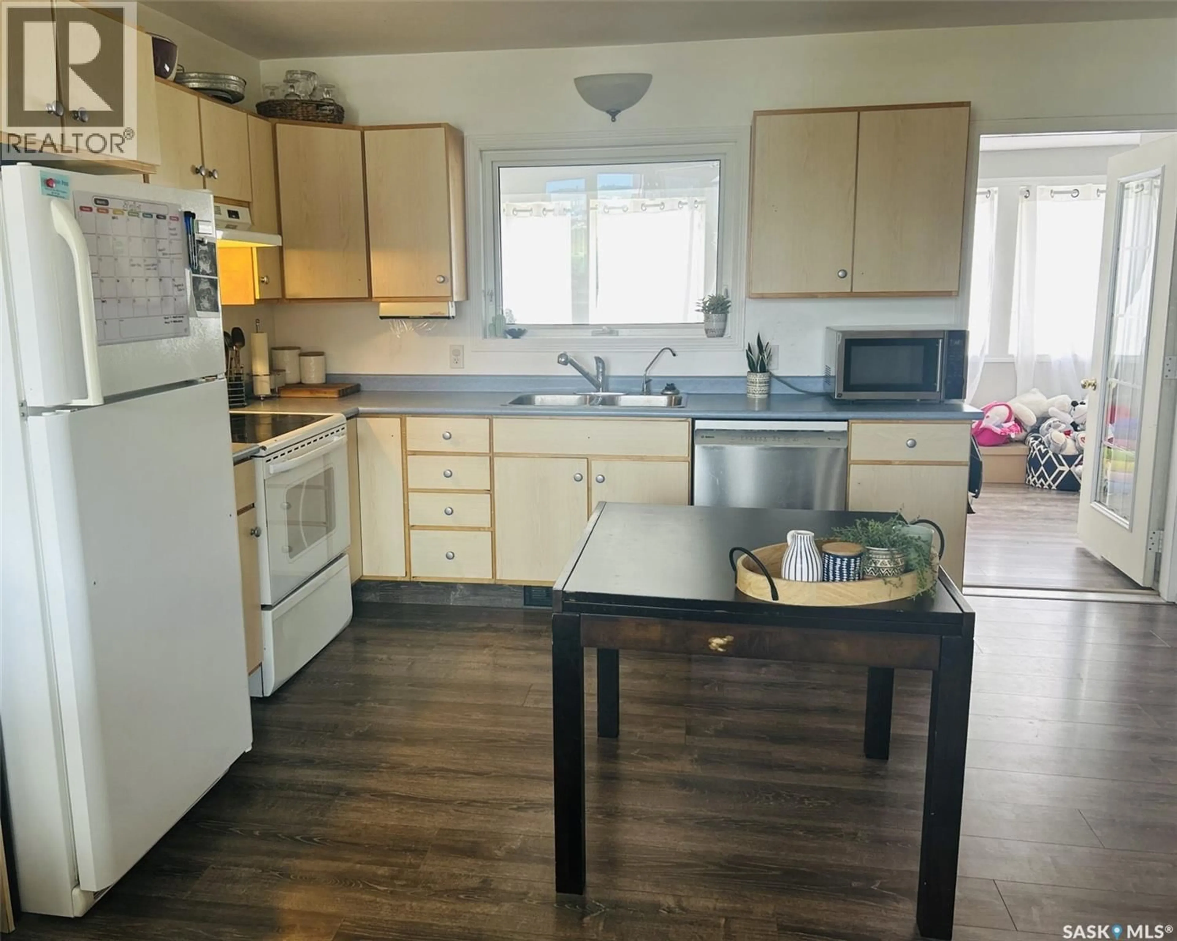 Standard kitchen, wood/laminate floor for SMITH HONOROSKI ACREAGE, Leask Rm No. 464 Saskatchewan S0J2E0