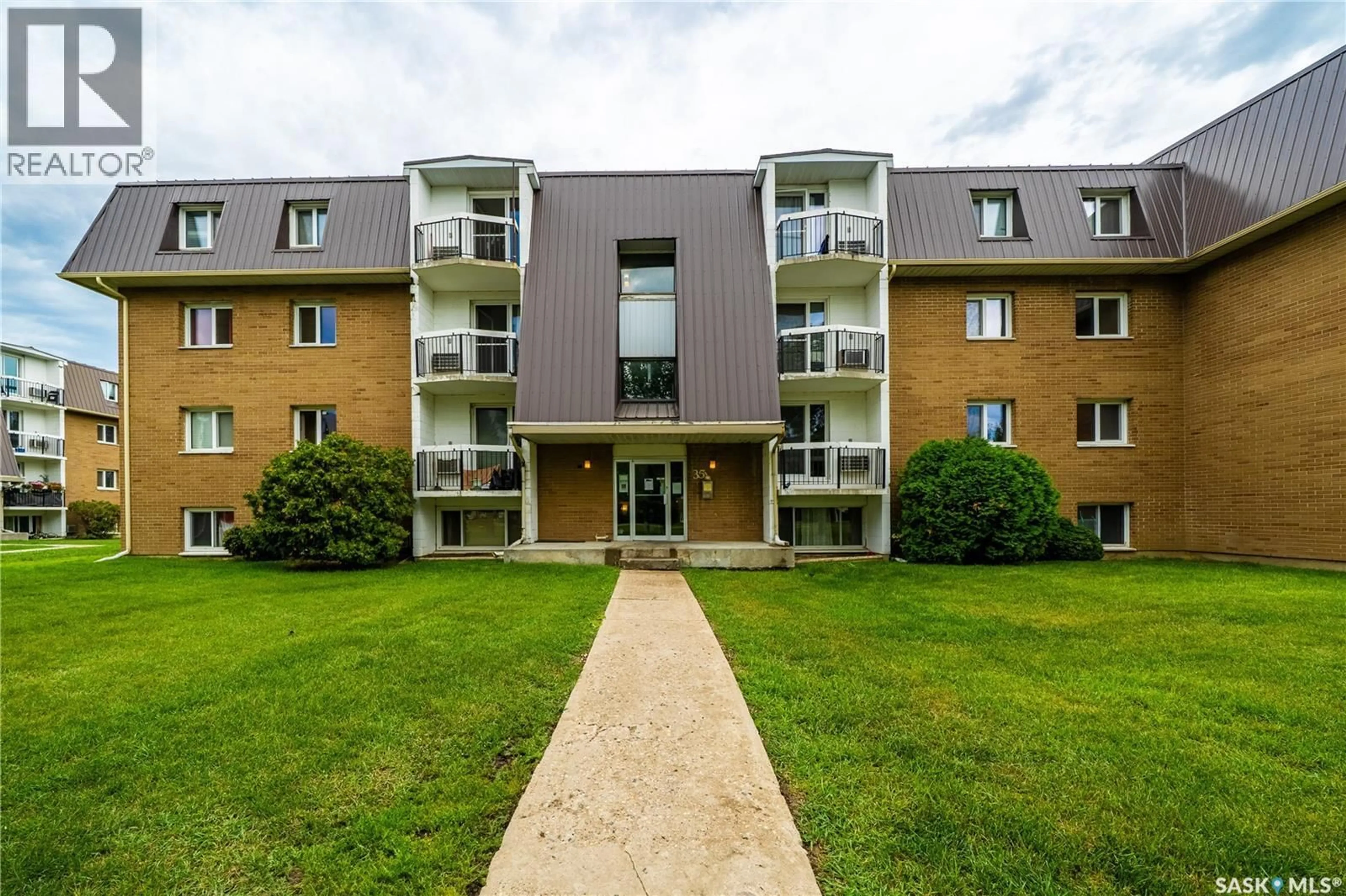 A pic from outside/outdoor area/front of a property/back of a property/a pic from drone, building for 35 - 11 CENTENNIAL STREET, Regina Saskatchewan S4S6P8