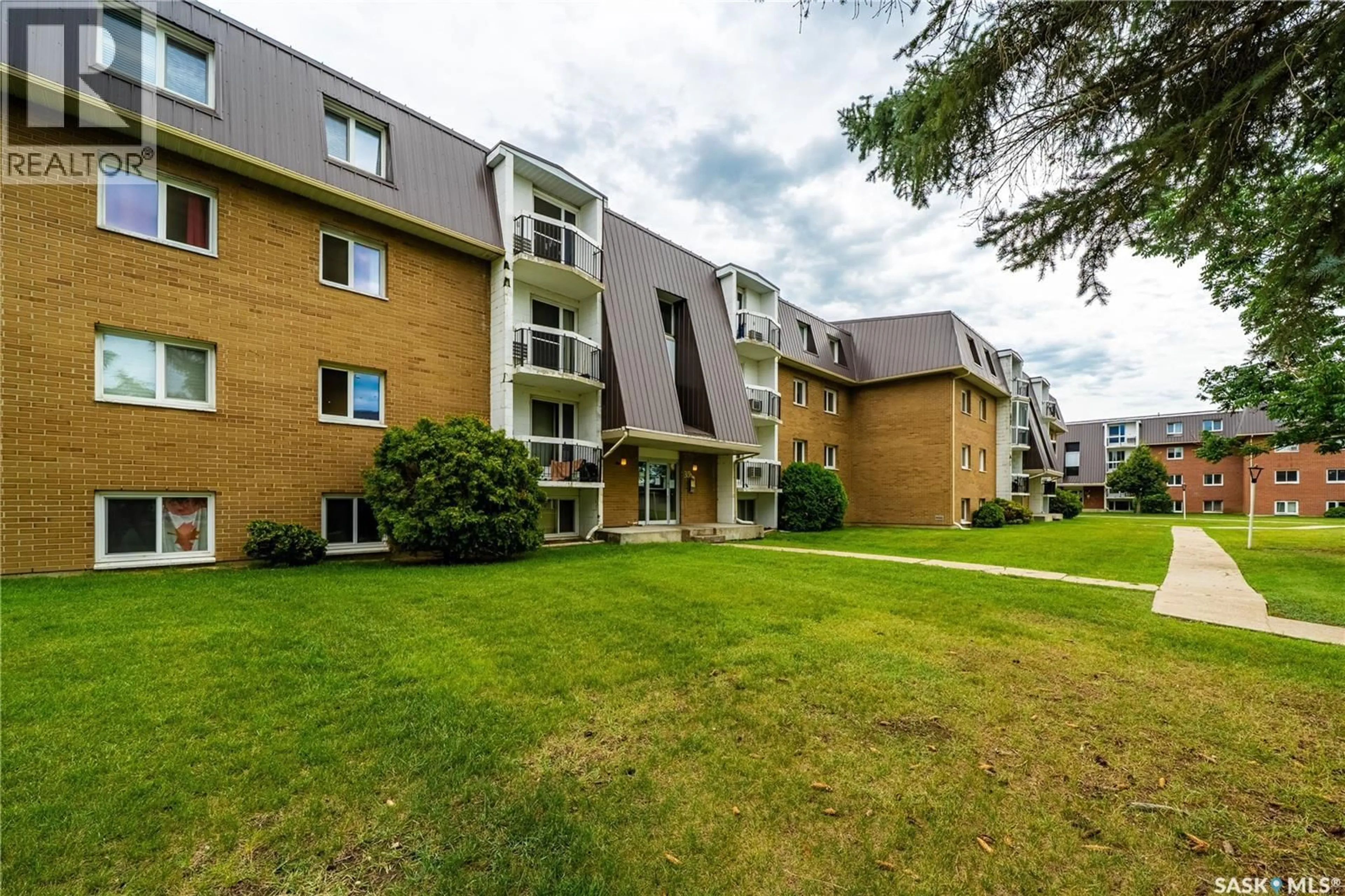 A pic from outside/outdoor area/front of a property/back of a property/a pic from drone, street for 35 - 11 CENTENNIAL STREET, Regina Saskatchewan S4S6P8