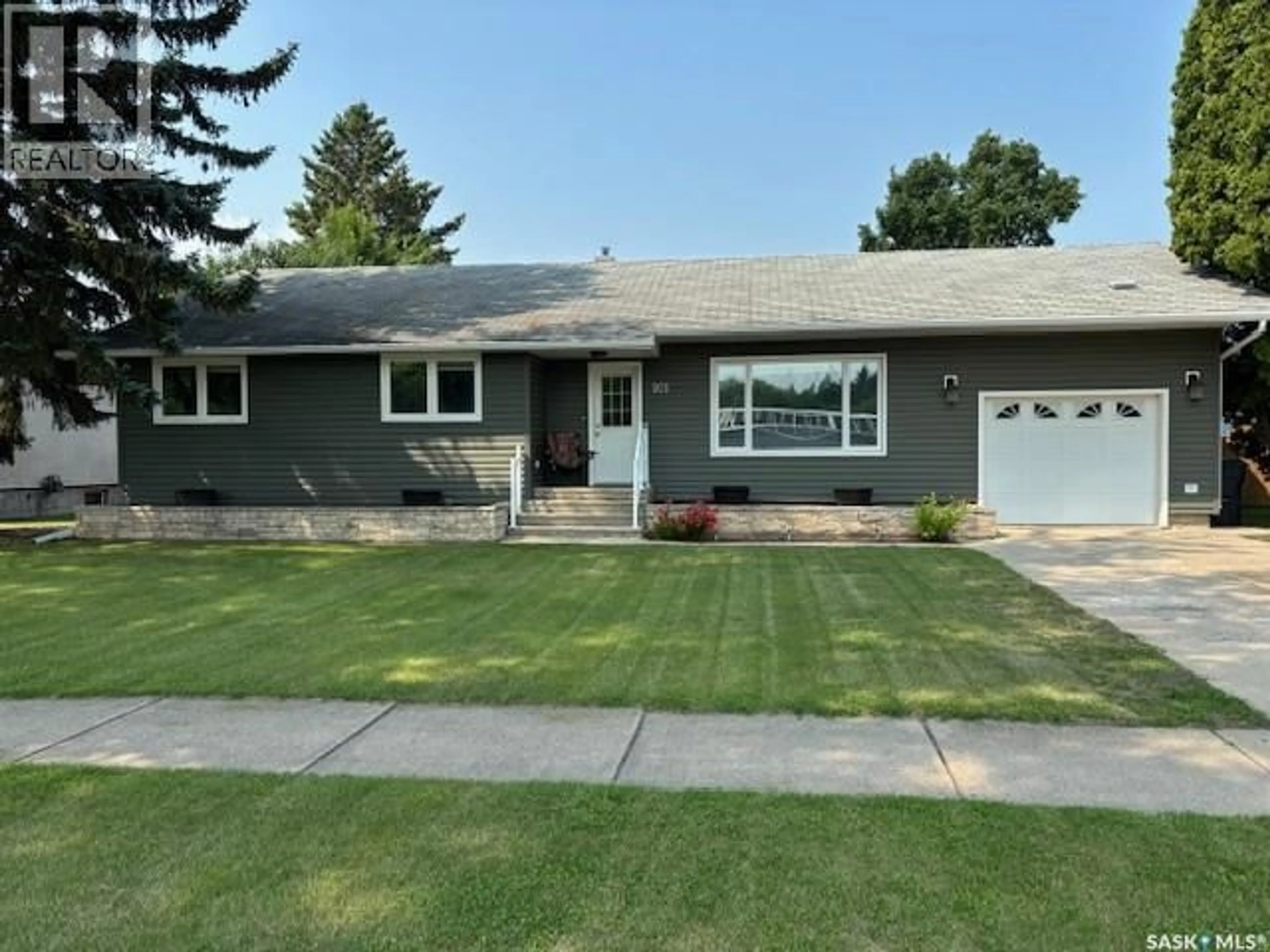 Home with vinyl exterior material, street for 921 3RD STREET, Canora Saskatchewan S0A0L0