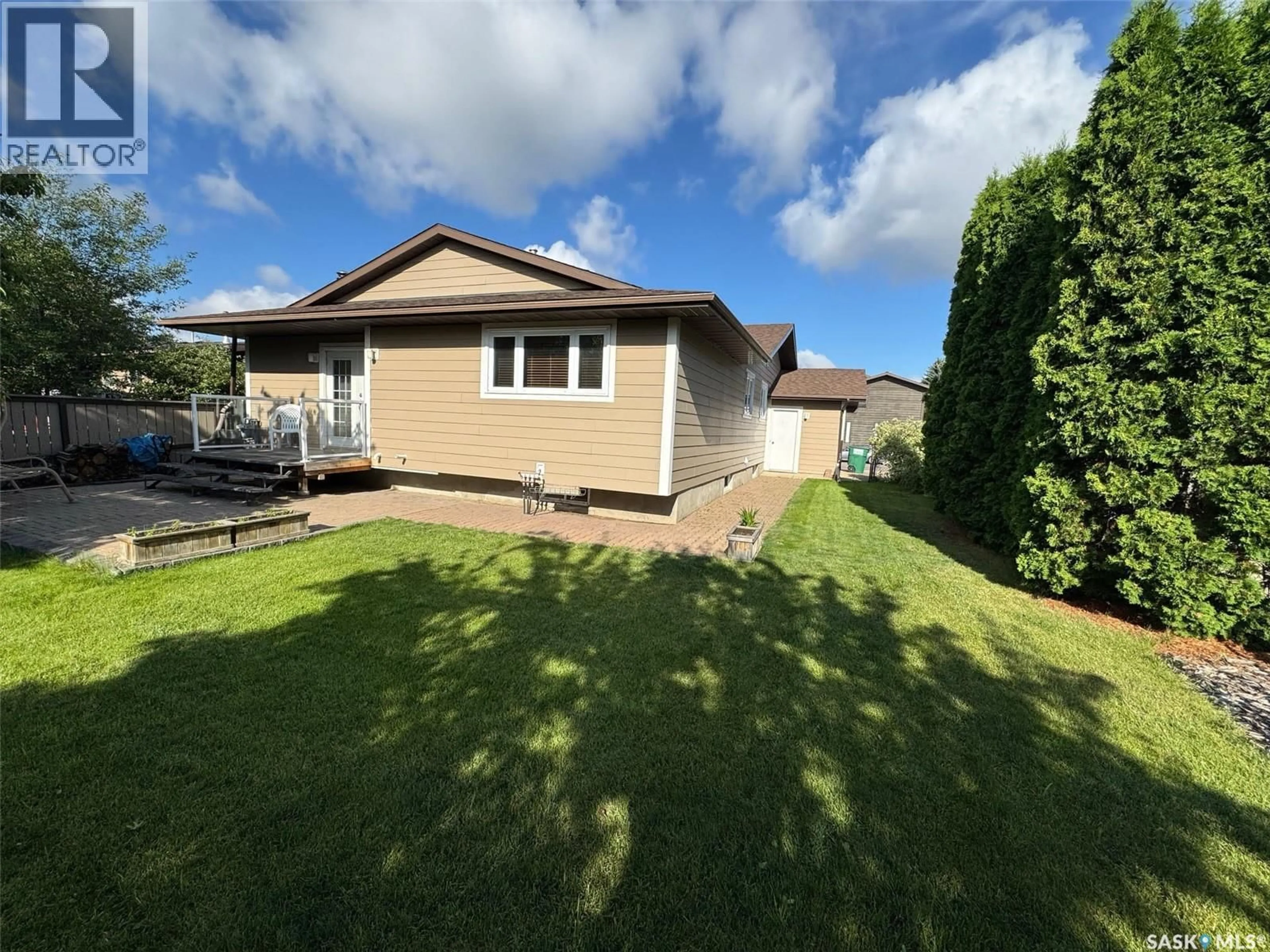 A pic from outside/outdoor area/front of a property/back of a property/a pic from drone, street for 418 EMERALD CRESCENT, Saskatoon Saskatchewan S7J4L3