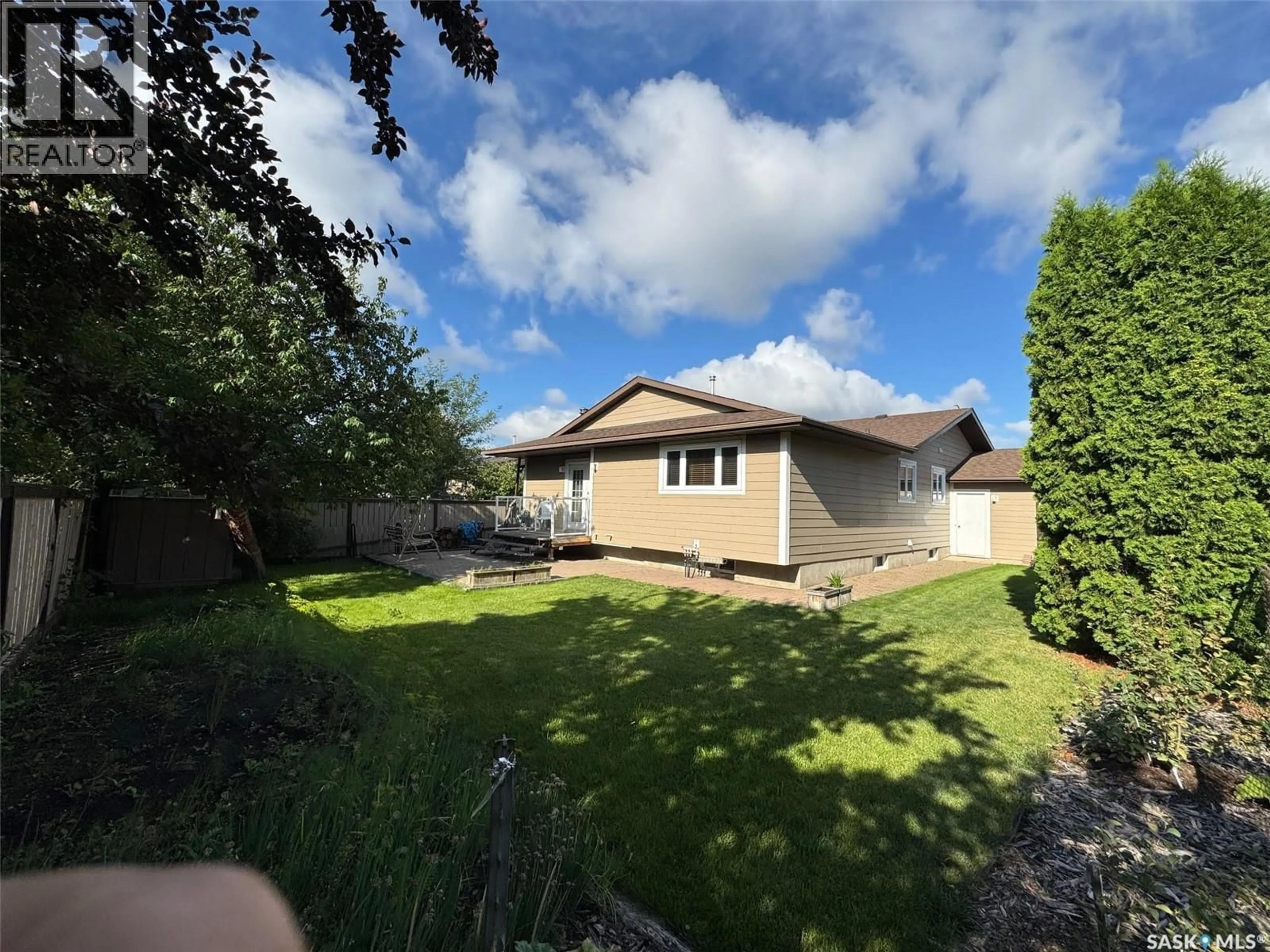 A pic from outside/outdoor area/front of a property/back of a property/a pic from drone, street for 418 EMERALD CRESCENT, Saskatoon Saskatchewan S7J4L3