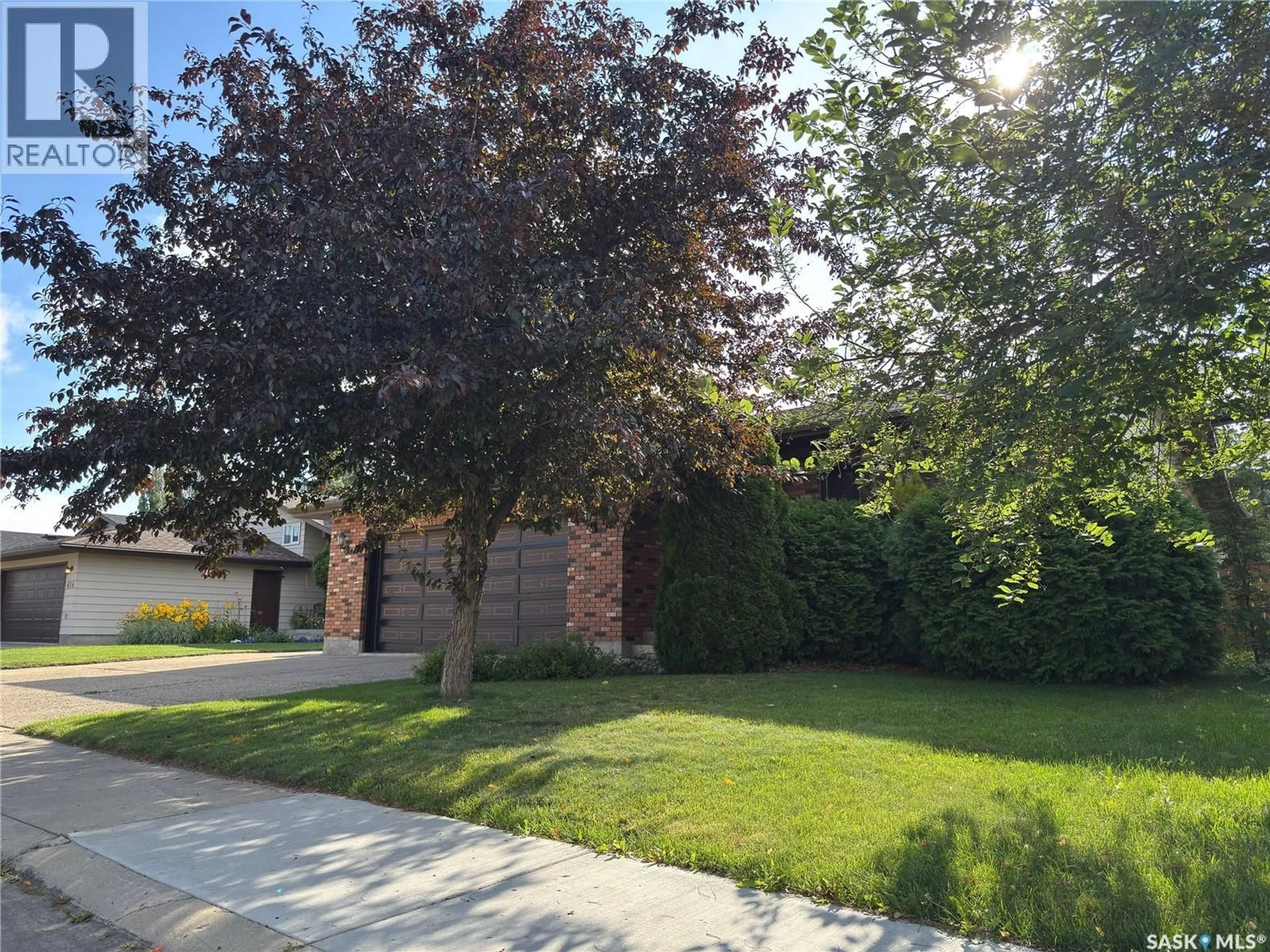 A pic from outside/outdoor area/front of a property/back of a property/a pic from drone, street for 418 EMERALD CRESCENT, Saskatoon Saskatchewan S7J4L3