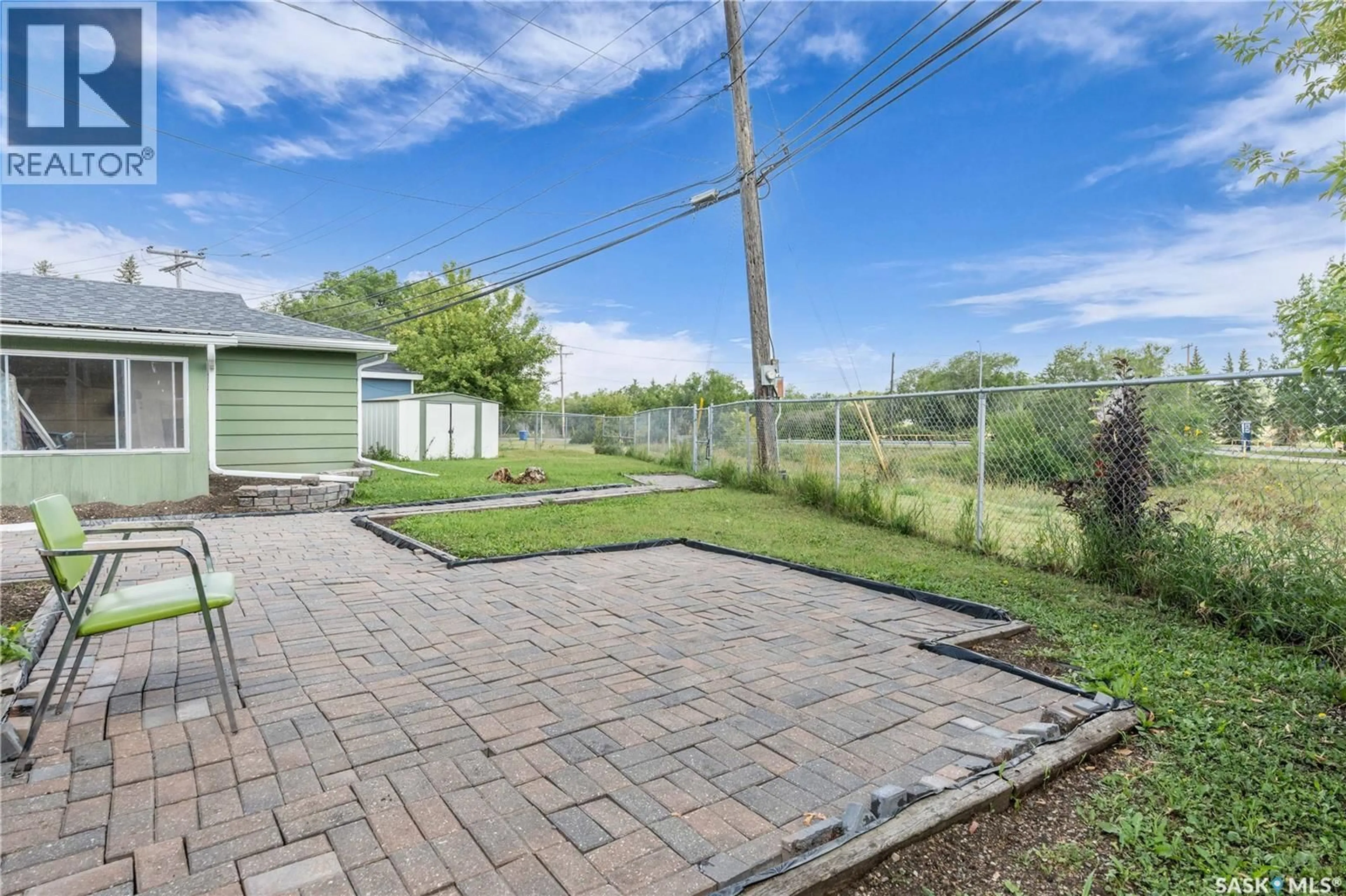 Patio, street for 98 MILLAR CRESCENT, Regina Saskatchewan S4S1N4