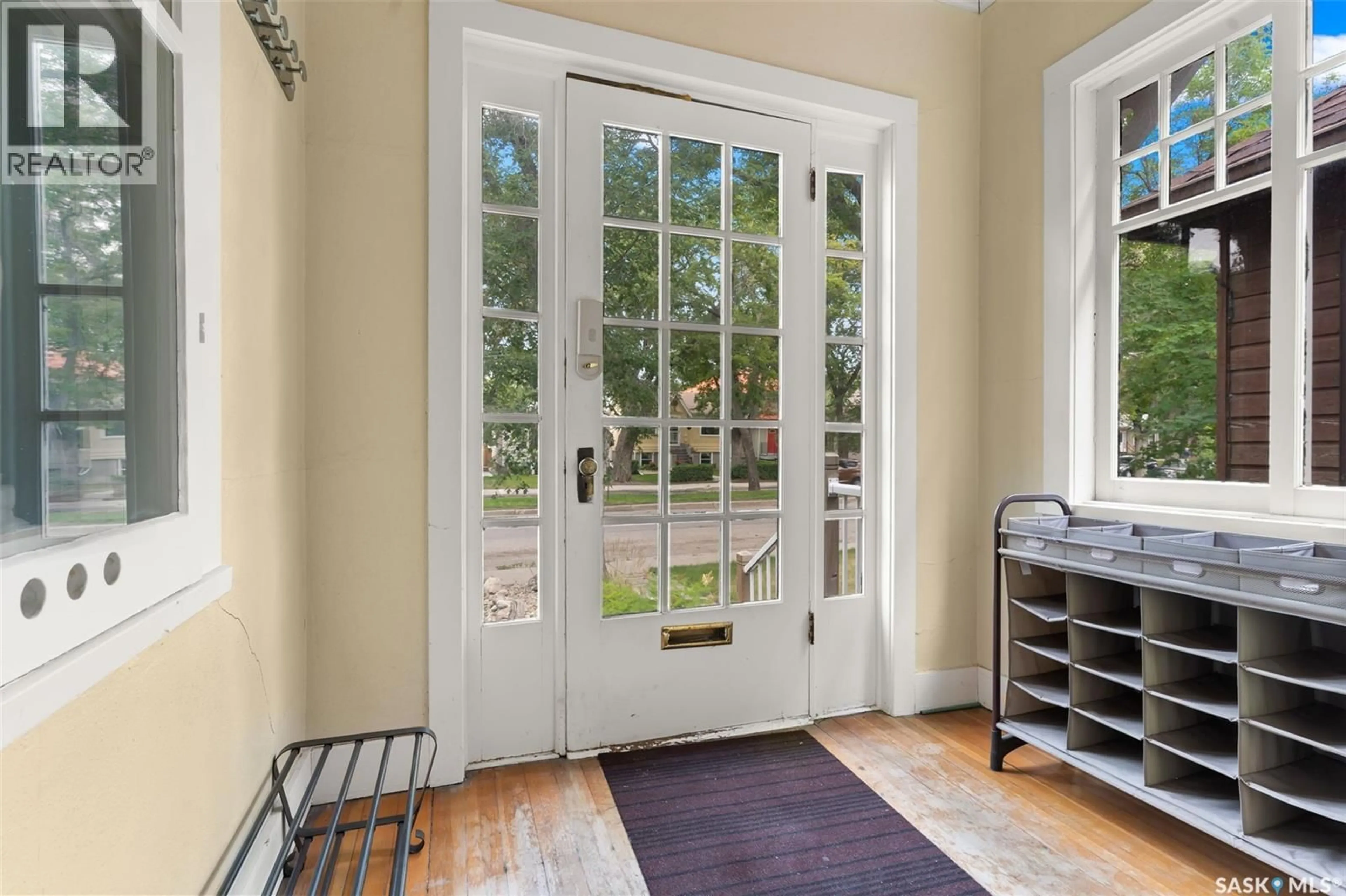 Indoor entryway for 3335 VICTORIA AVENUE, Regina Saskatchewan S4T1L7