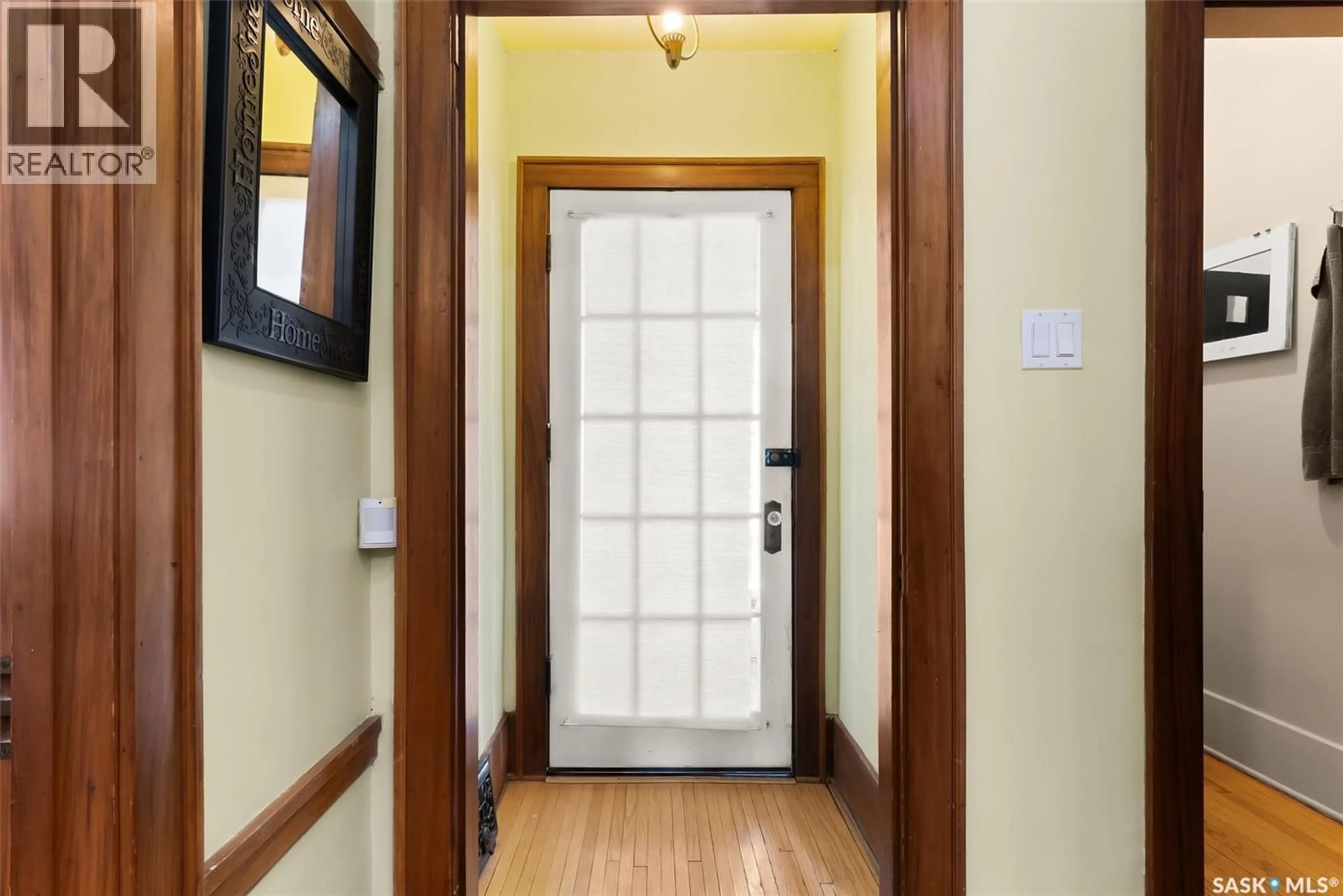 Indoor entryway for 3335 VICTORIA AVENUE, Regina Saskatchewan S4T1L7