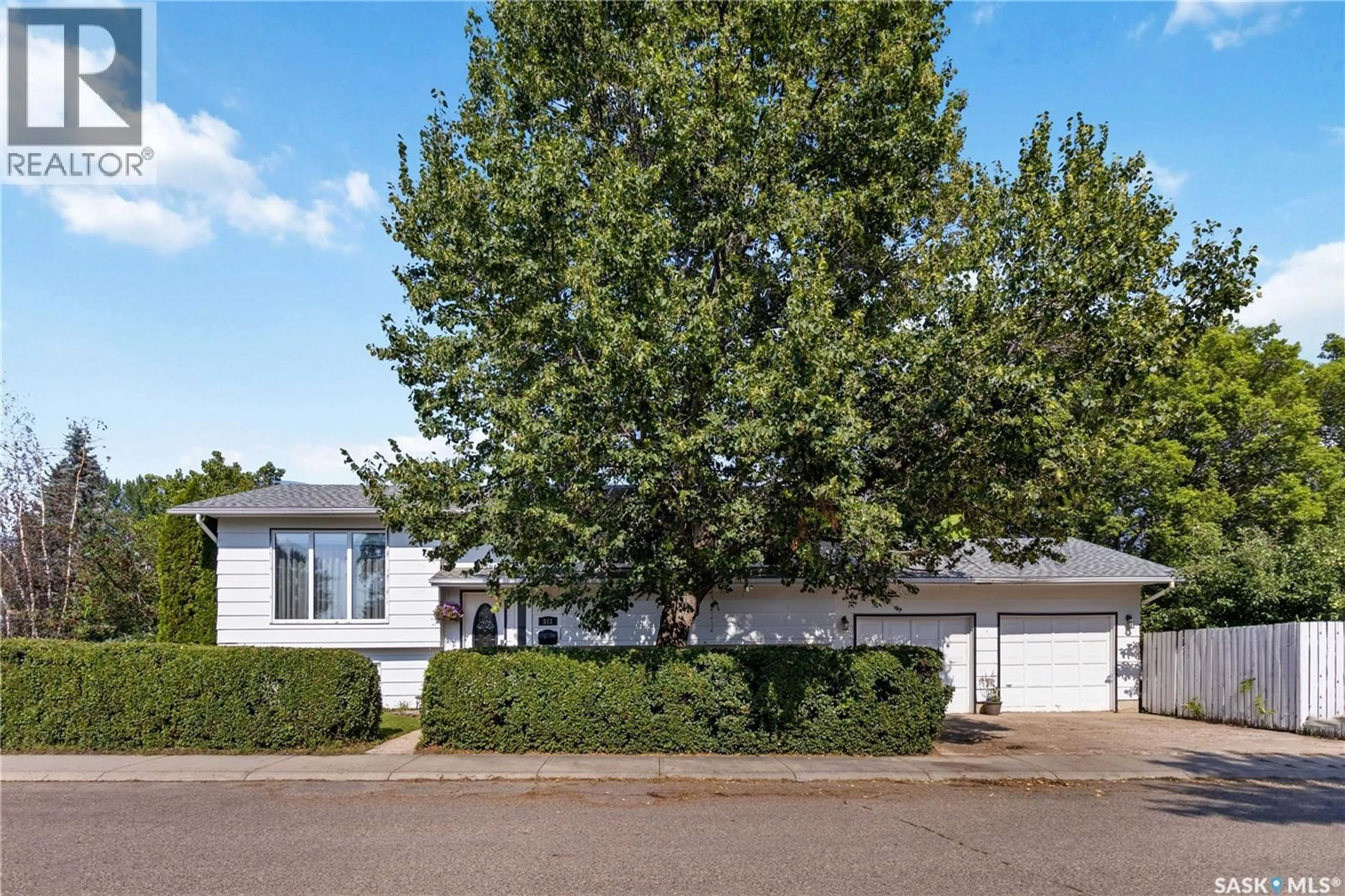 Home with vinyl exterior material, street for 513 MCCORMACK ROAD, Saskatoon Saskatchewan S7M4Z6