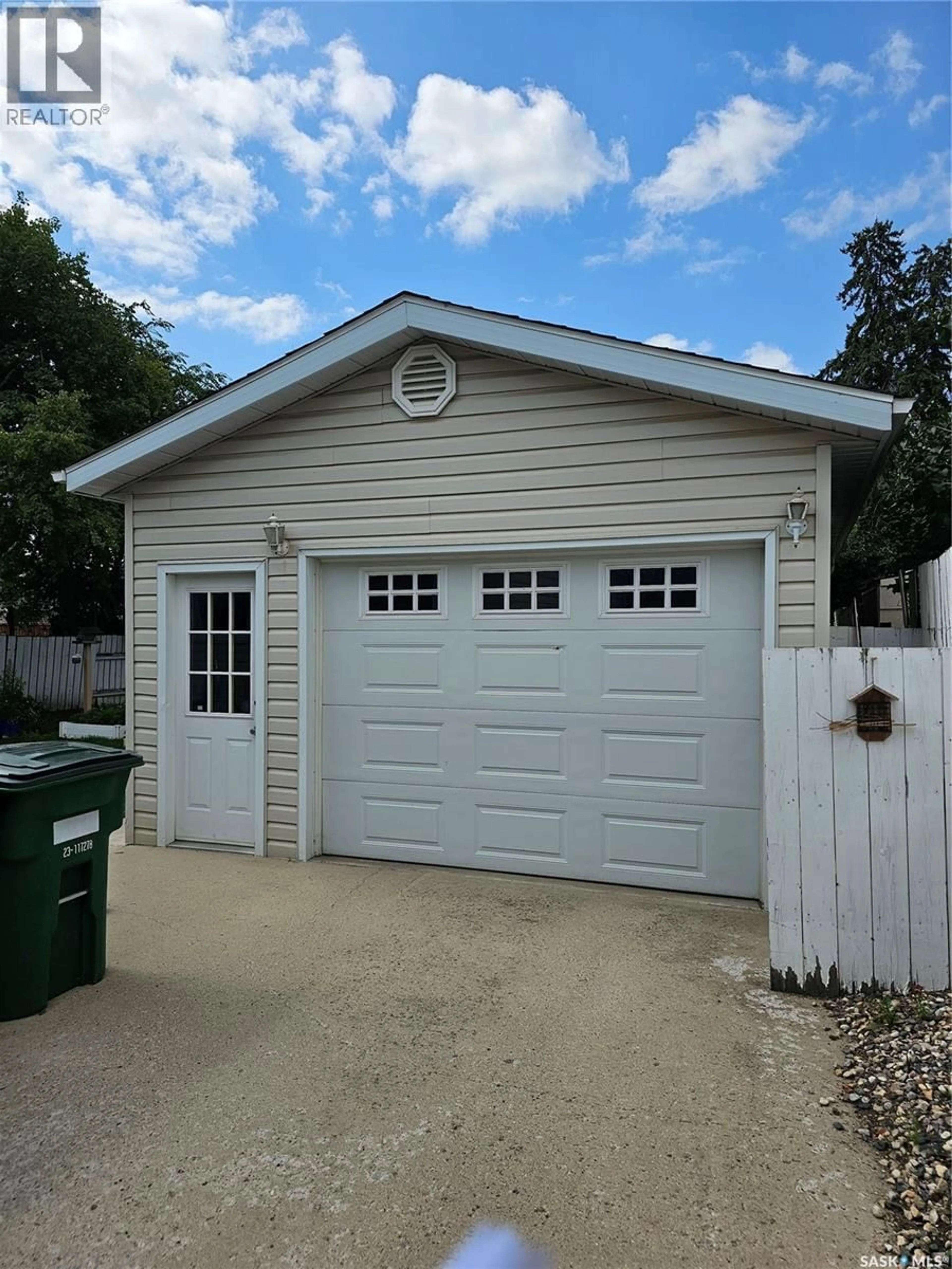 Indoor garage for 4 DAVIDSON CRESCENT, Saskatoon Saskatchewan S7L4A1
