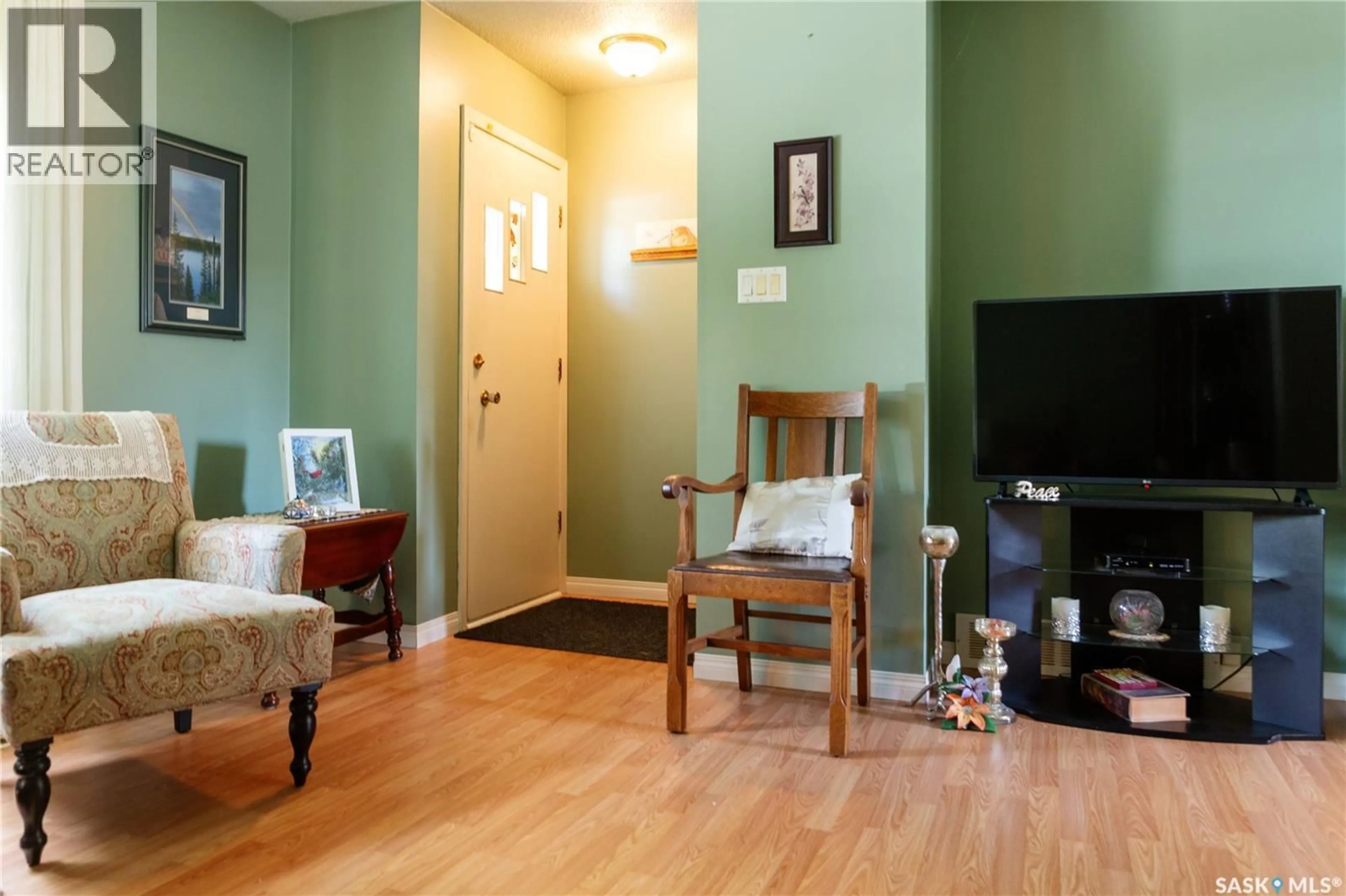 Indoor entryway for 4 DAVIDSON CRESCENT, Saskatoon Saskatchewan S7L4A1