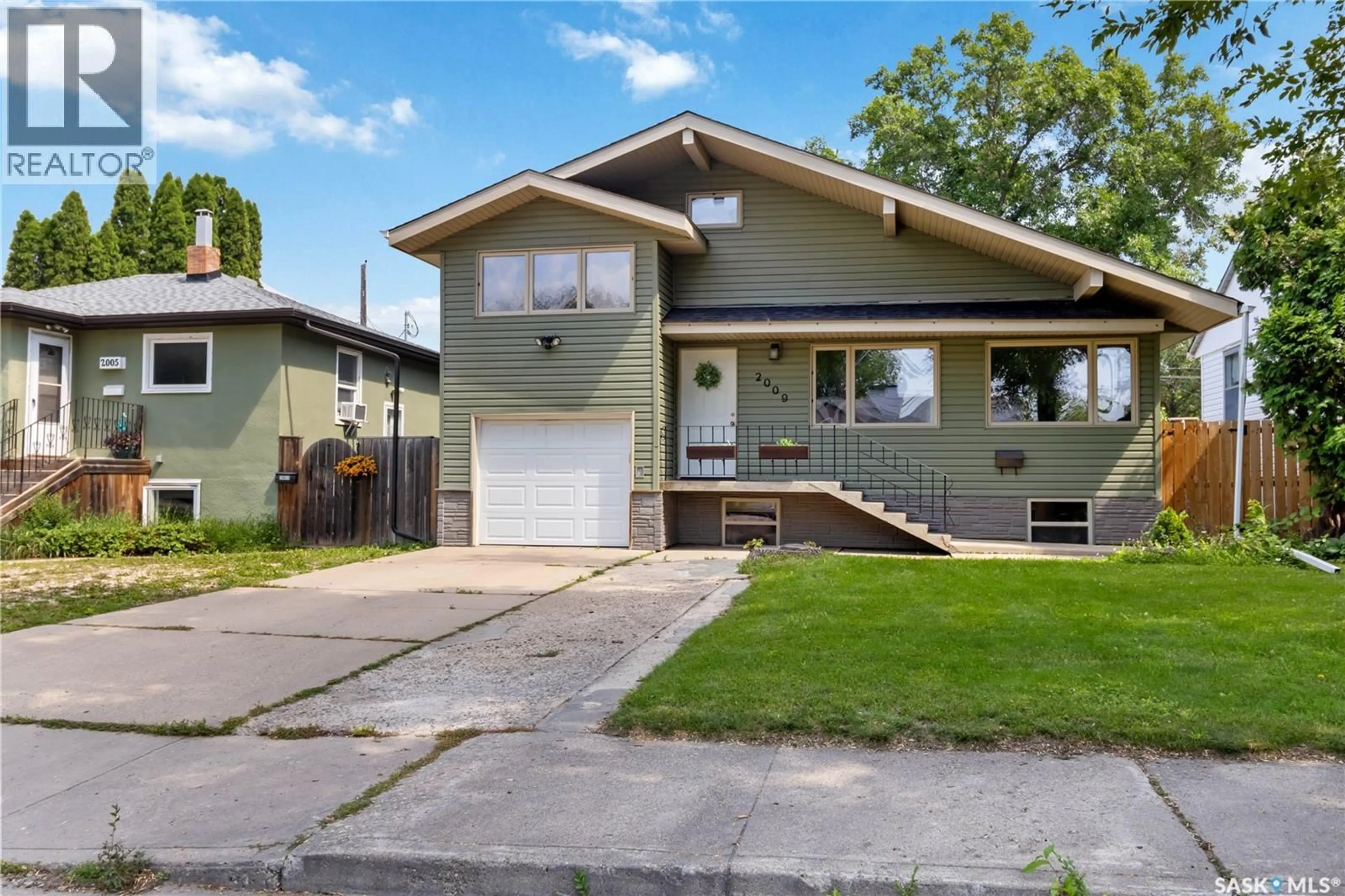 Home with vinyl exterior material, street for 2009 WILLIAM AVENUE, Saskatoon Saskatchewan S7J1A4
